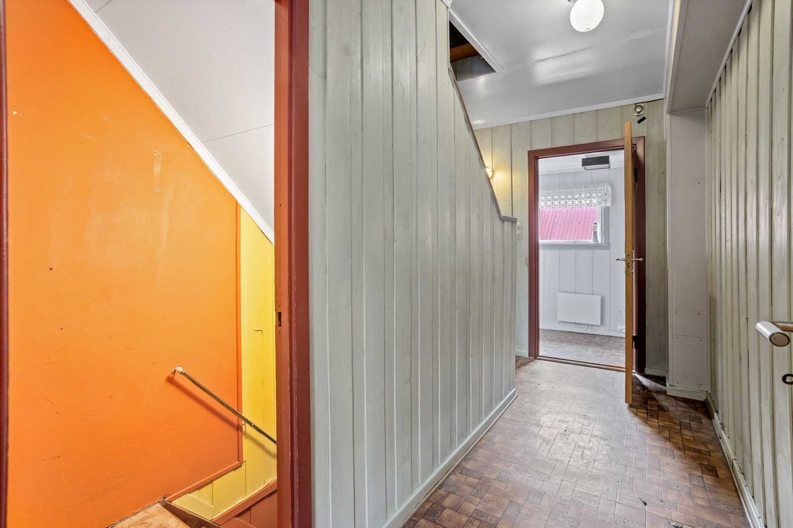 I både hallen og i entreèn er det plass til garderobe/klesoppbevaringsmøbler hvor ytterklær og skotøy kan ryddes pent vekk. Innerst i hallen er det både inngang til kjøkkenet og inngang til lukket trappegang som leder ned til kjelleretasjen. Galleribilde