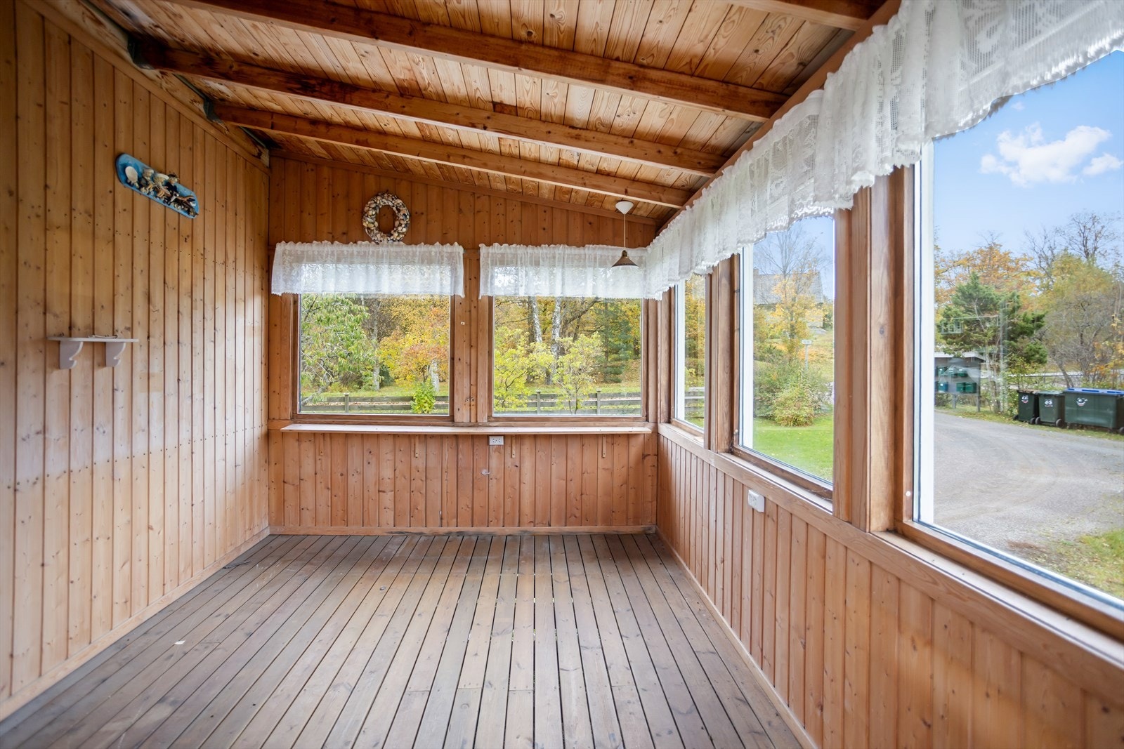 Terrassen er sammenbundet med innglasset veranda på ca. 10 m², og samlet blir uteplassene nærmest som en "ekstra stue" i sommerhalvåret. U Galleribilde