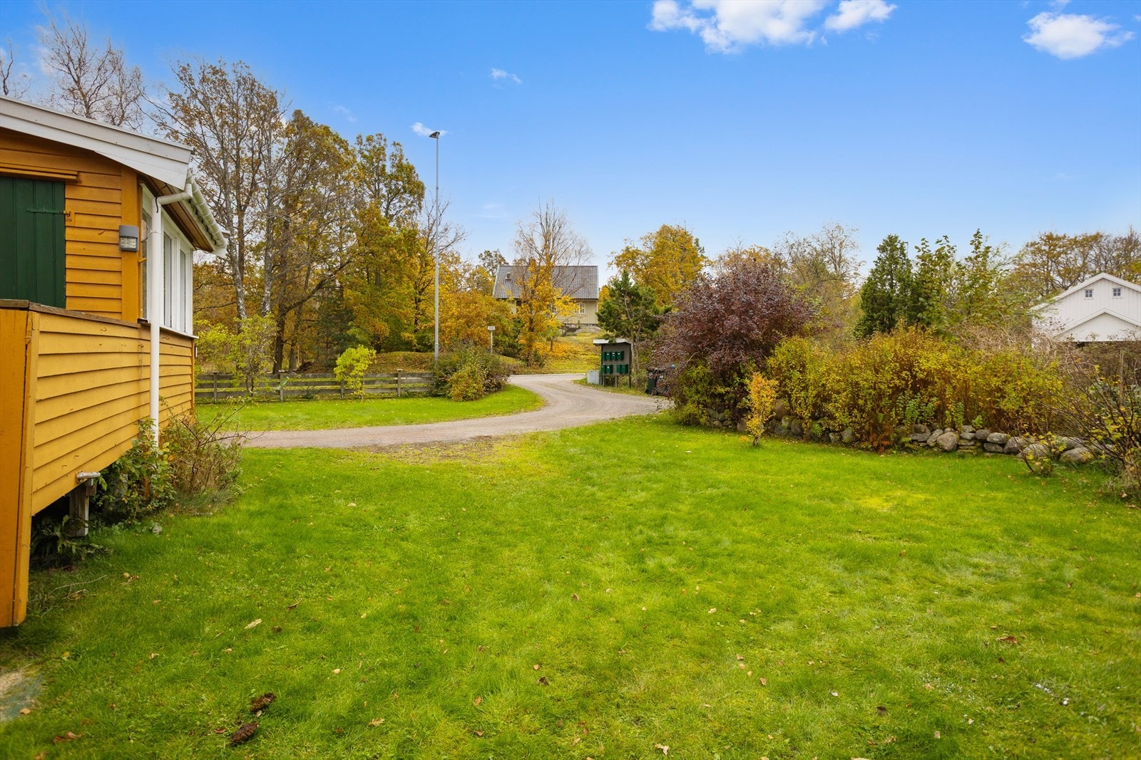 Solrik hagetomt og kort vei til flotte tur-/rekreasjonsområder i skog og ved sjø. Galleribilde
