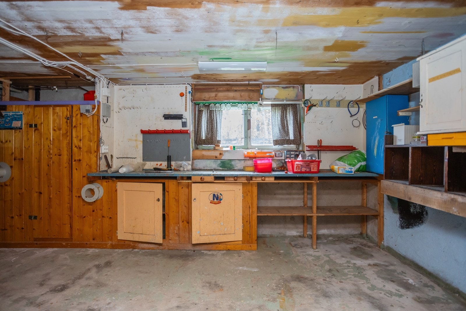 Kjelleren er i sin helhet uinnredet utover baderom og vaskekjeller, og er inndelt med gang, stort og åpent hobbyrom/lagringsrom, to romslige boder/lagringsrom og matbod. Galleribilde