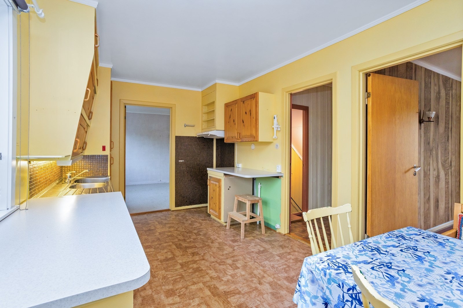 Kjøkkenet har avsatt plass for kjøle-/fryseskap, komfyr/stekeovn og det er ferdig opplegg for oppvaskmaskin. Ingen hvitevarer medfølger. Galleribilde