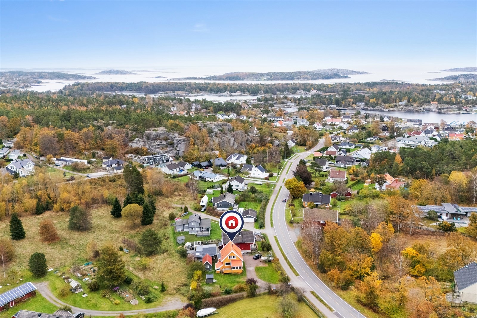 Eiendommen ligger sentralt, sjønært og trivelig plassert nær Røssesundet ved Ormelet på Tjøme. Det er 5 minutter å gå til Lindhøy barneskole og det er 600 meter til Lindhøy barnehage. Galleribilde