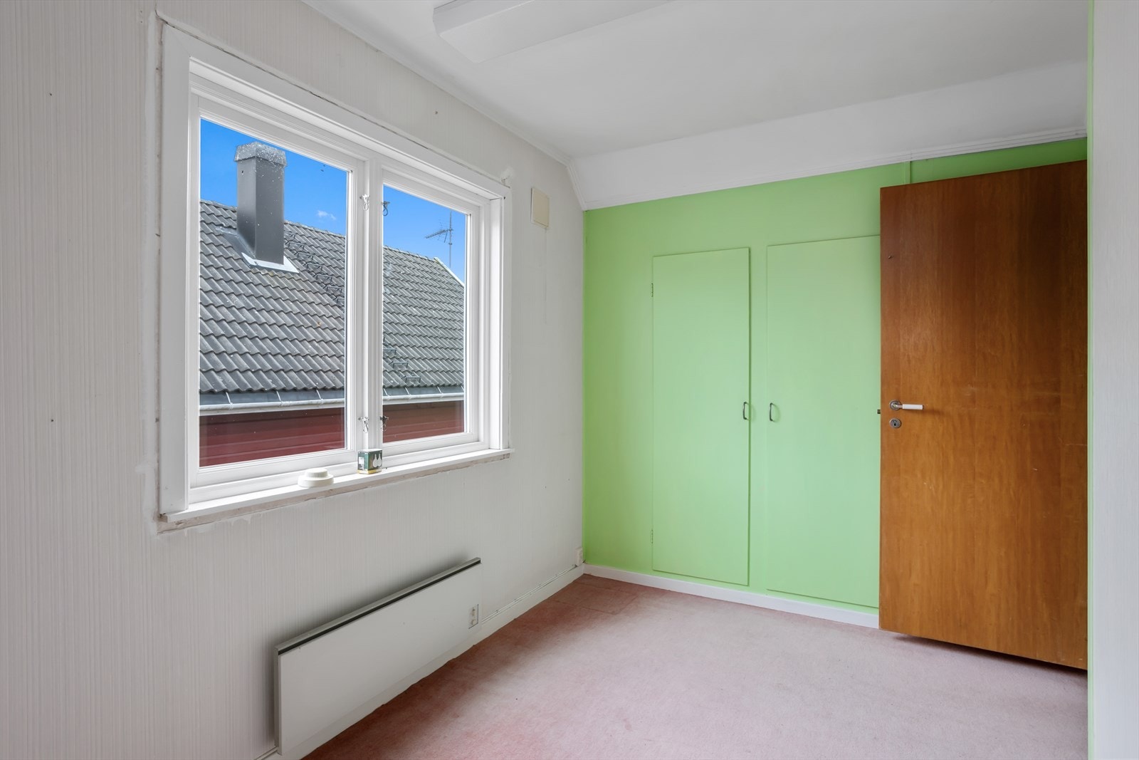 Begge soveromme har plassbygde garderobskap. Det er også inngang til kneloft. Galleribilde