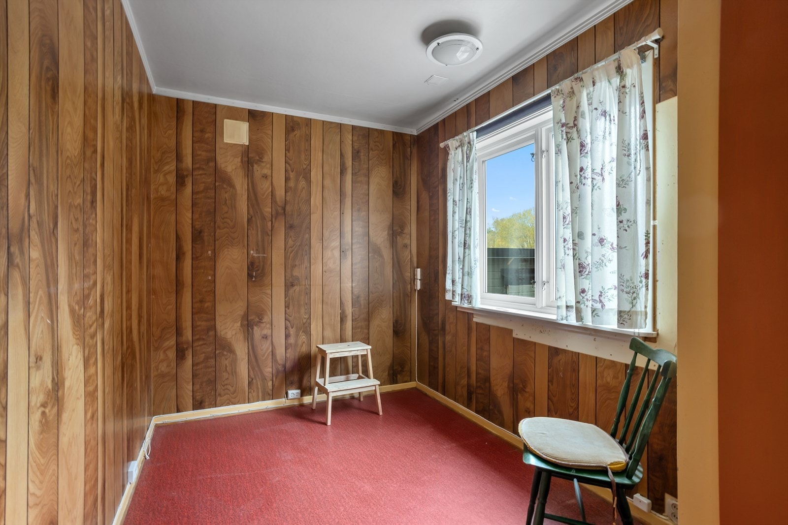 Soverommet i 1. etasje har inngang vis a vis spiseplassen på kjøkkenet, store vinduer på den ene veggen slipper inn godt med dagslys. Galleribilde