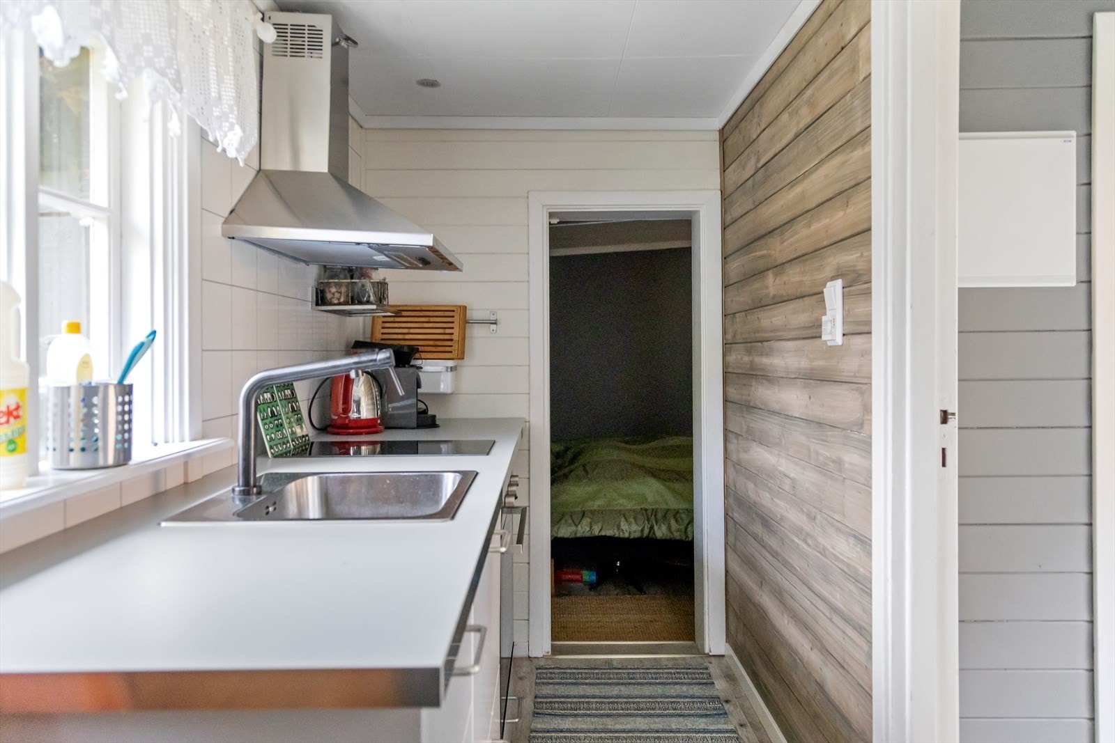 Den del av annekset som tilhører eiendommen er innredet med toalettrom, kjøkken, stue og soverom, innredet etter byggeår som er ca. 1965. Innredningen er ikke omsøkt i Færder kommune (se mer informasjon i punktet "ferdigattest"). Galleribilde