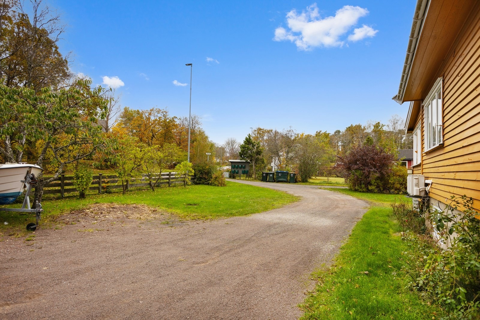 Hagen er skjermet av hekkbeplatning, trær/vegetasjon og delvis av plasseringen av eiendommens utebod og anneks som skaper privat og skjermet atmosfære. Galleribilde