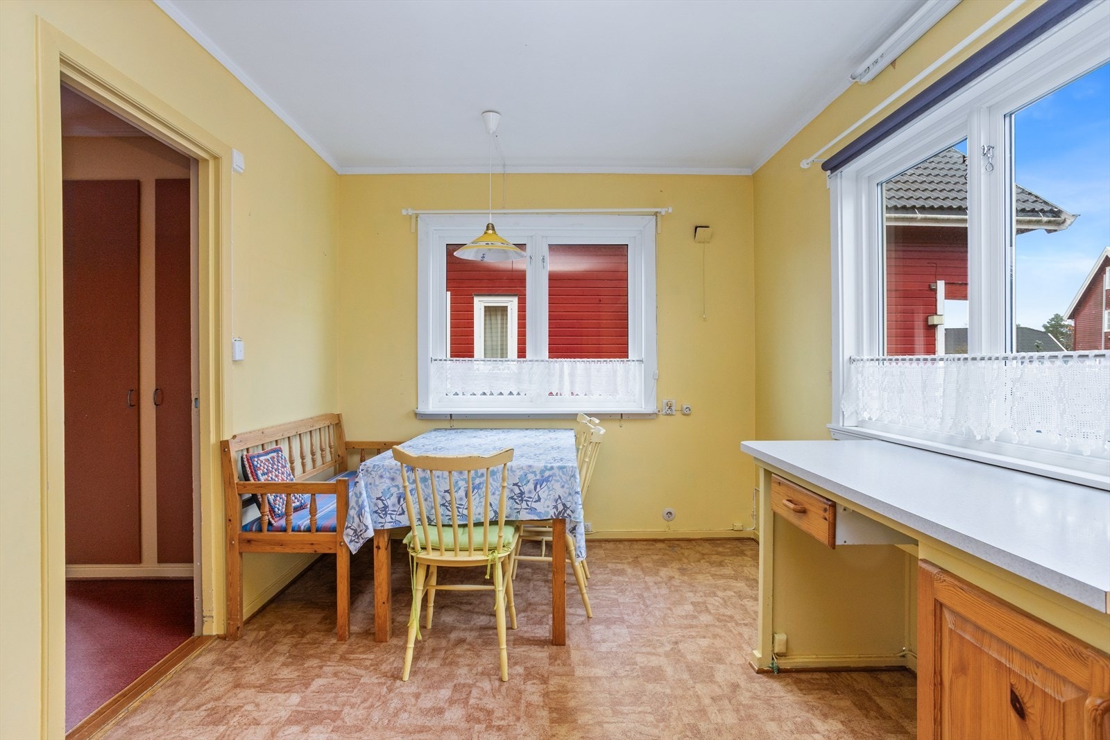 Rikelig med vindusflater gjør det spesielt lys og trivelig ved spiseplassen. Galleribilde