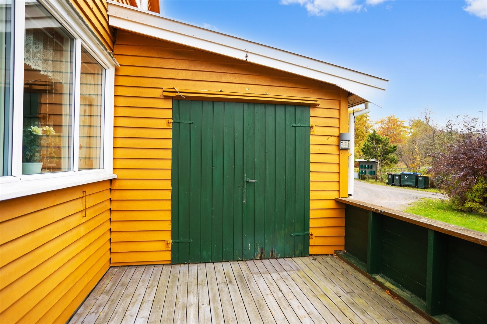 På tomtens syd-vestside er det oppført en ca. 8 m² stor terrasse hvor man kan nyte solen store deler av dagen. Terrassen er sammenbundet med innglasset veranda. Galleribilde