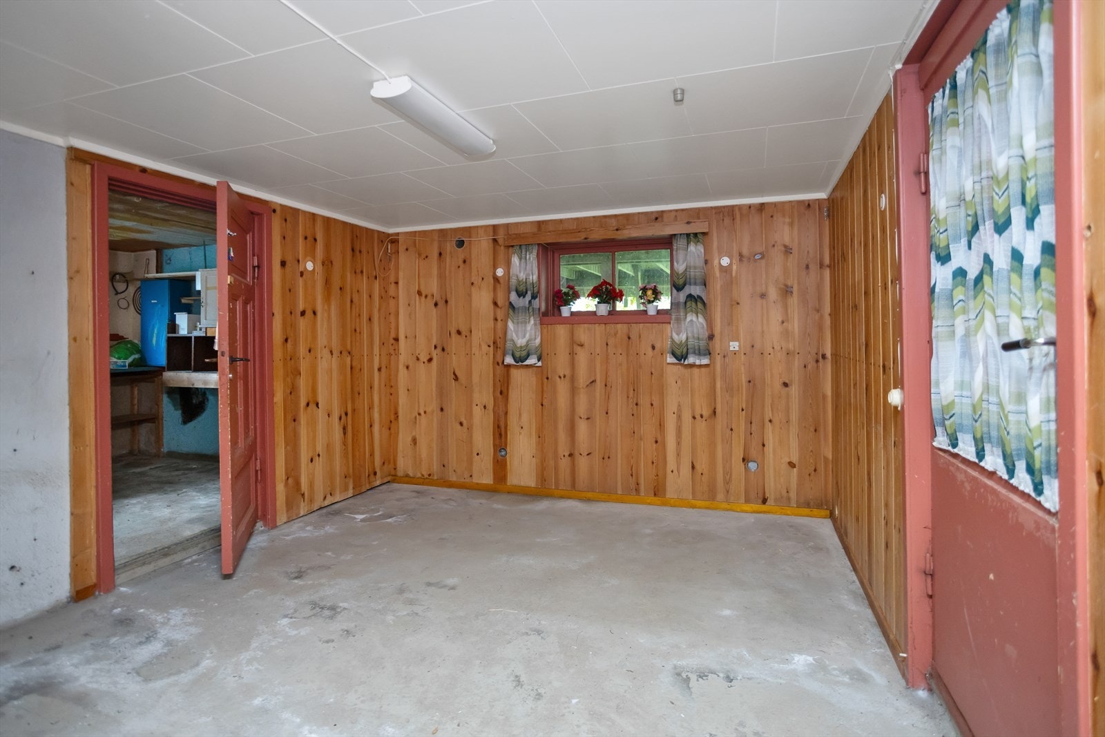 Kjelleretasjen har inngang både innvendig fra lukket trappegang i 1. etasje i tillegg til utvendig inngang til trappenedgang fra hagen. Galleribilde