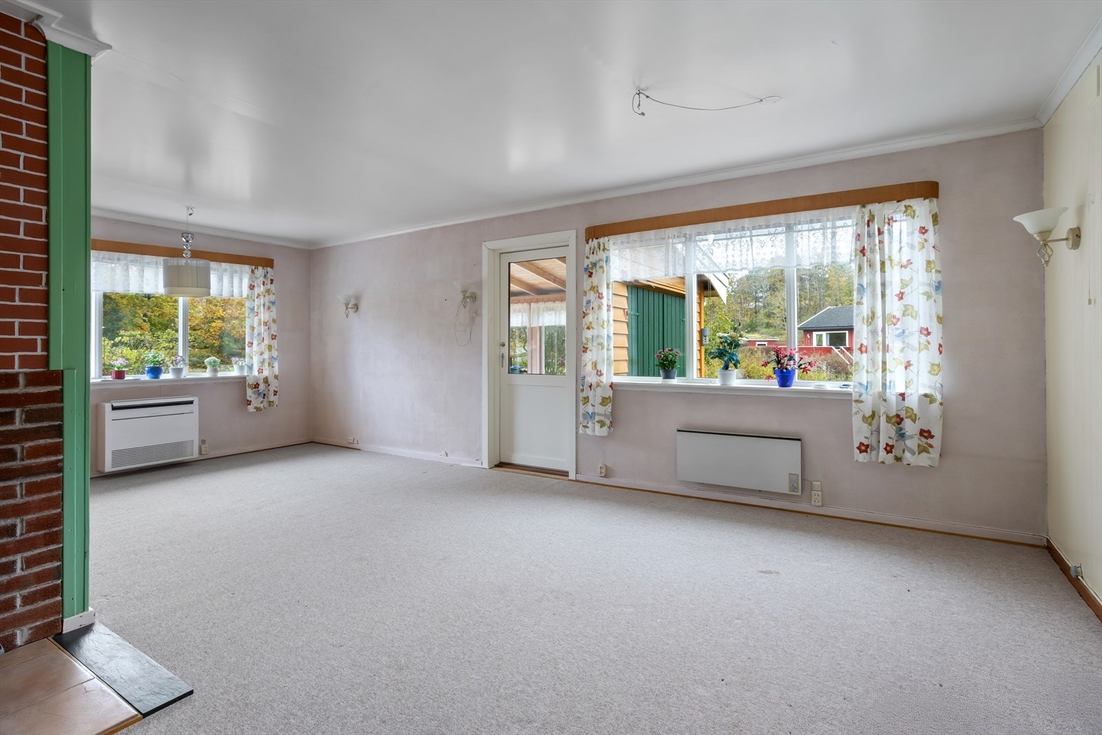 Dette er en romslig sone i hjemmet hvor nærheten til uterommene og godt innslipp av naturlig dagslys er med på å dominere inntrykkene. Stuen har for øvrig god plass til flere "avdelinger". Galleribilde