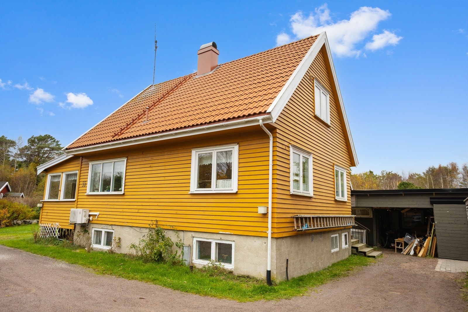 Husets plassering på tomten gir et åpent og solrikt hageuterom mot syd og vest som oppleves solfylt og ikke minst romslig. Galleribilde