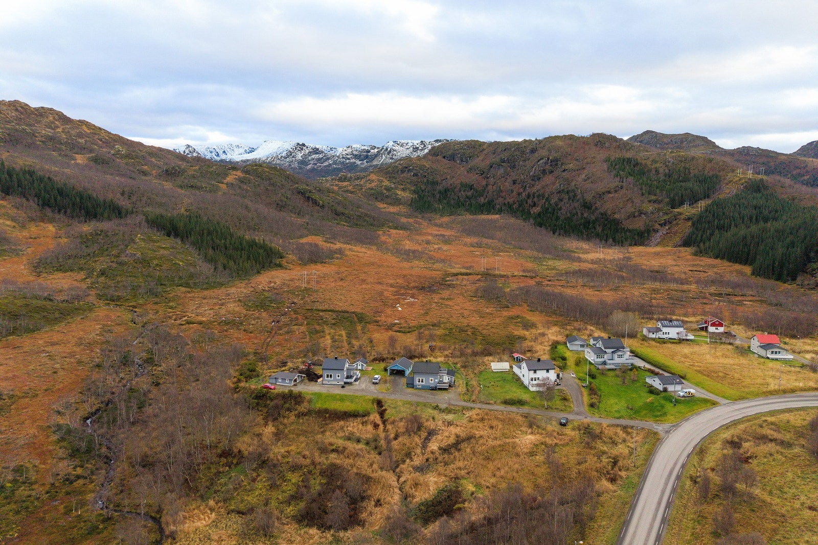 Fra eiendommen er det ca. 15 km til Myre sentrum. Galleribilde
