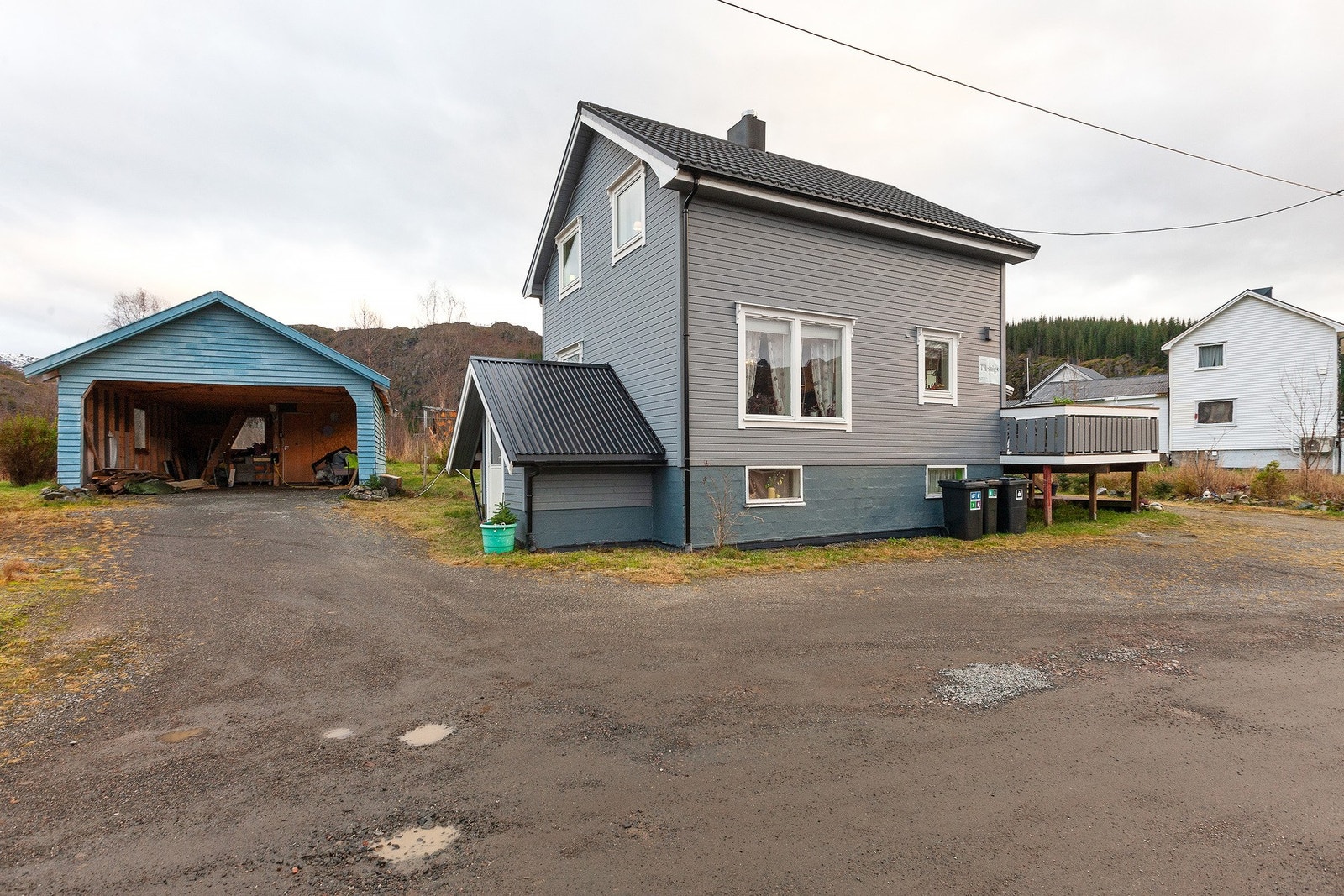 God plass til flere biler på gårdsplassen. Galleribilde