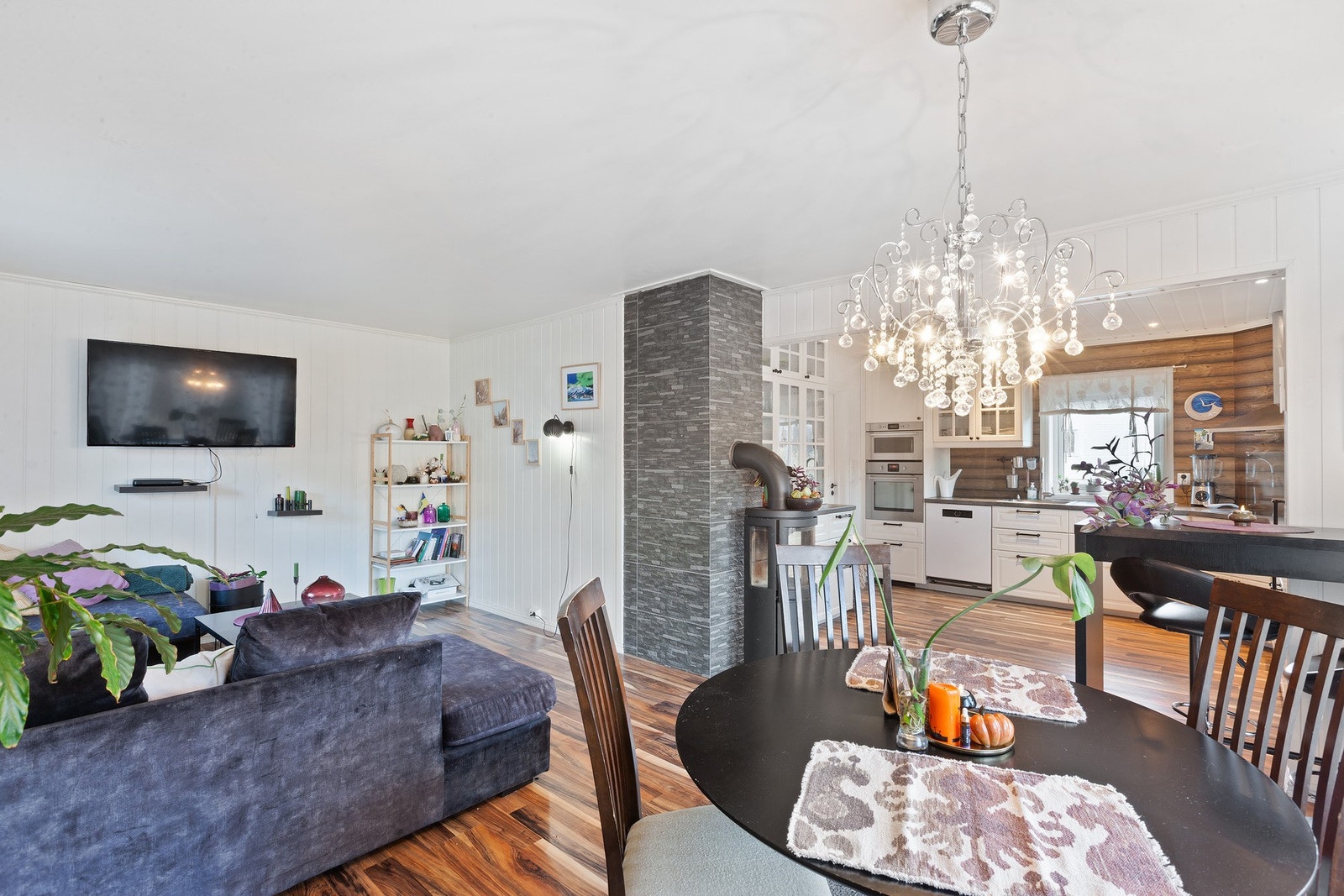 Vedovn er sentrert i rommet og varmer godt på kalde dager. Galleribilde