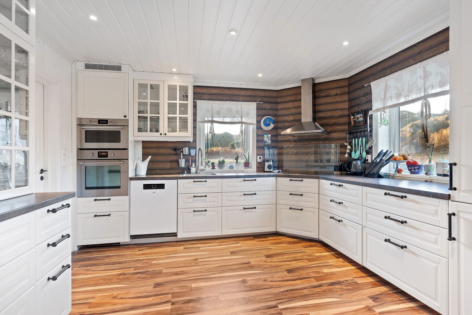 Fint kjøkken med god oppbevaringsplass i både skuffer og skap. Galleribilde