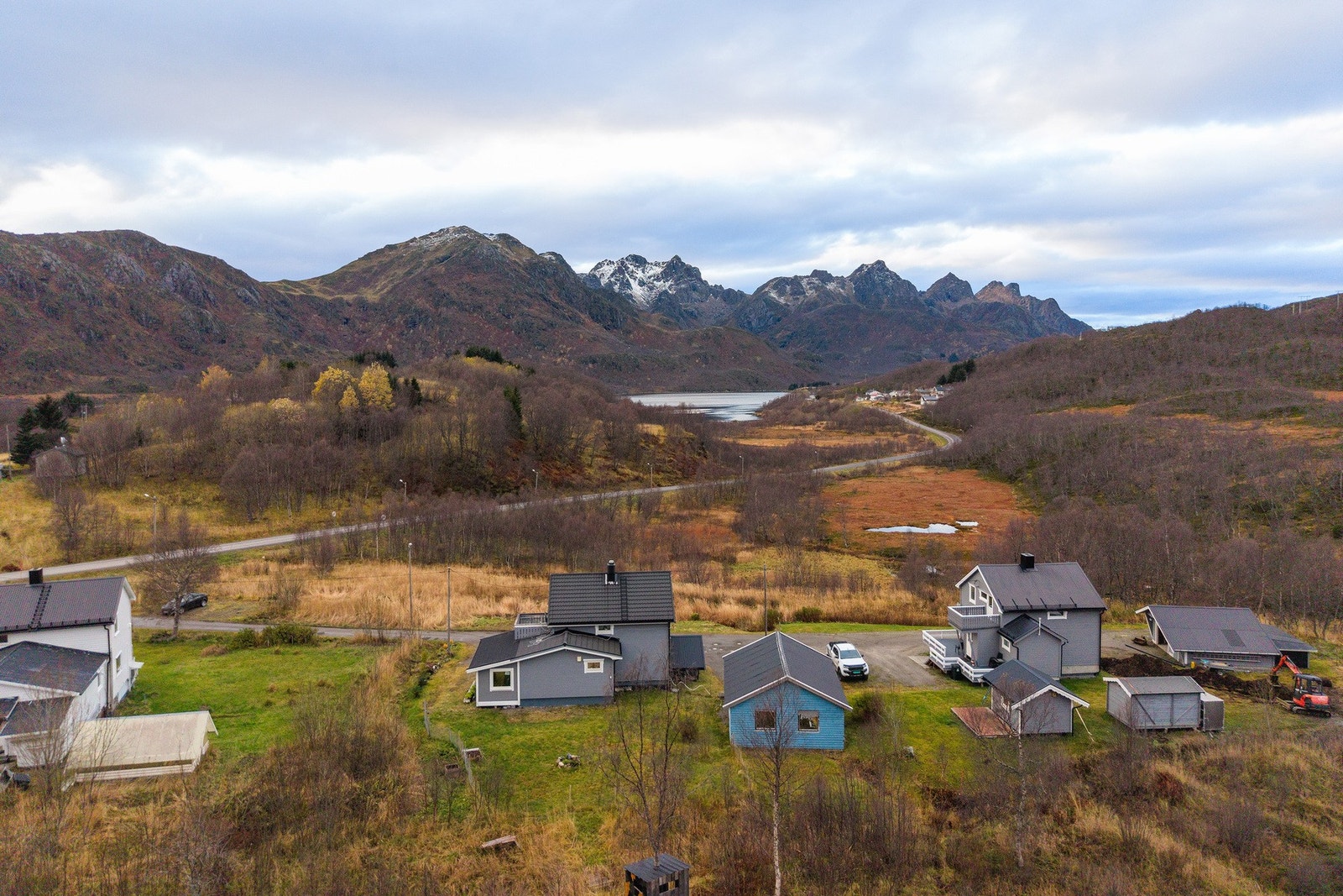 Eiendommen ligger fritt og landlig til i Steinlandsfjorden. Galleribilde