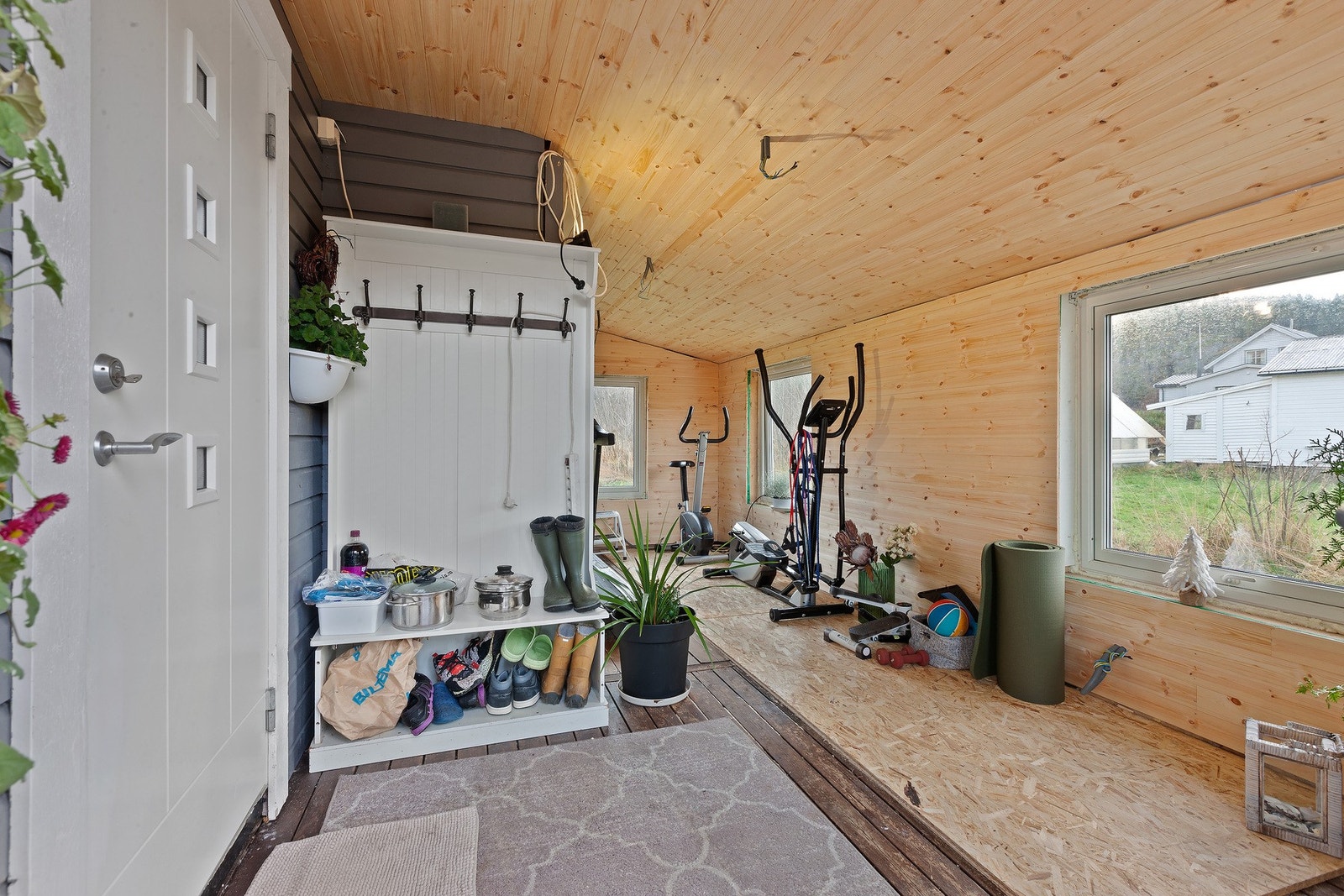 Tidligere veranda er innkledd og benyttes i dag som vindfang og treningsstudio. Galleribilde