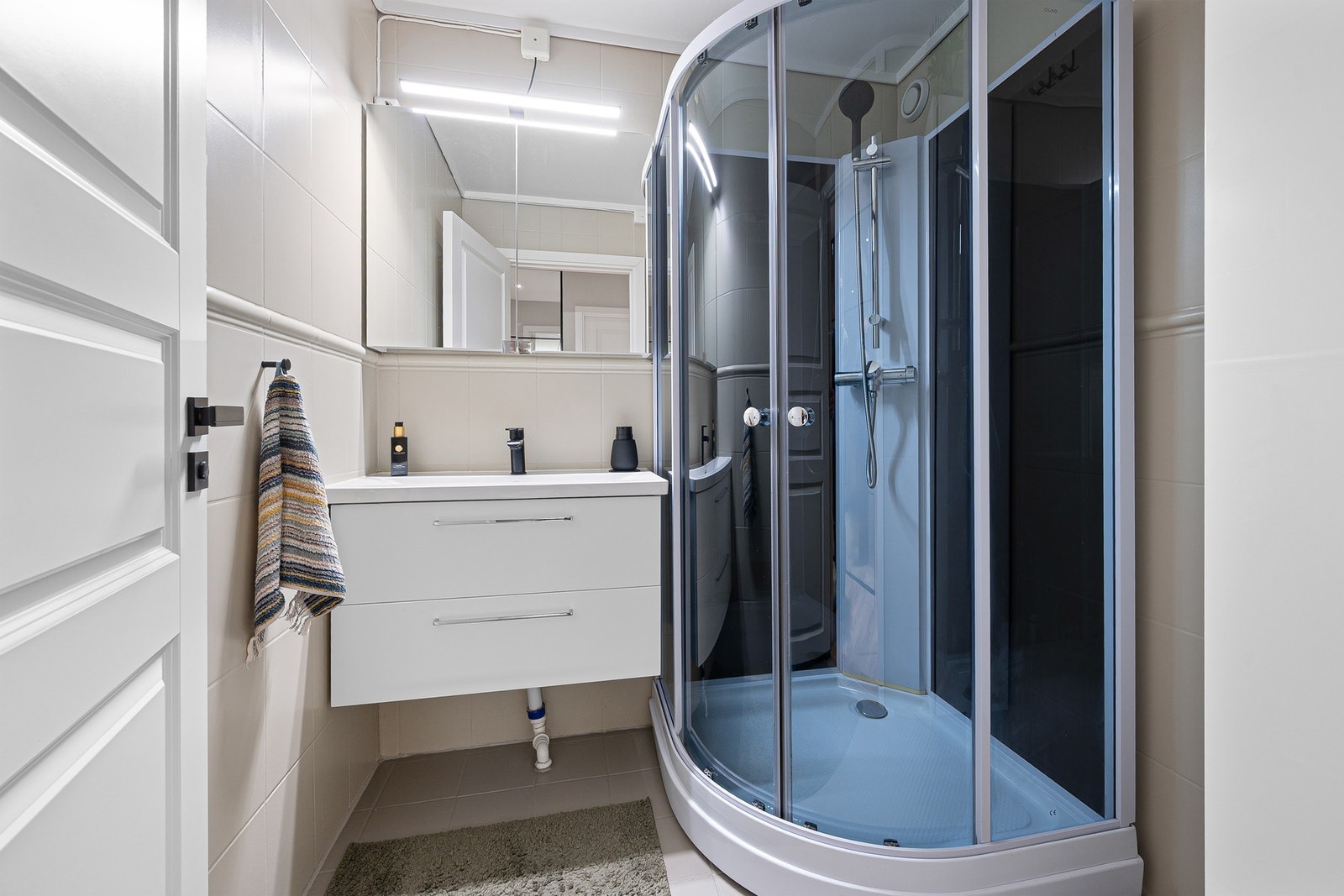 Pent flislagt bad med ny baderommsinnredning fra 2024. Galleribilde