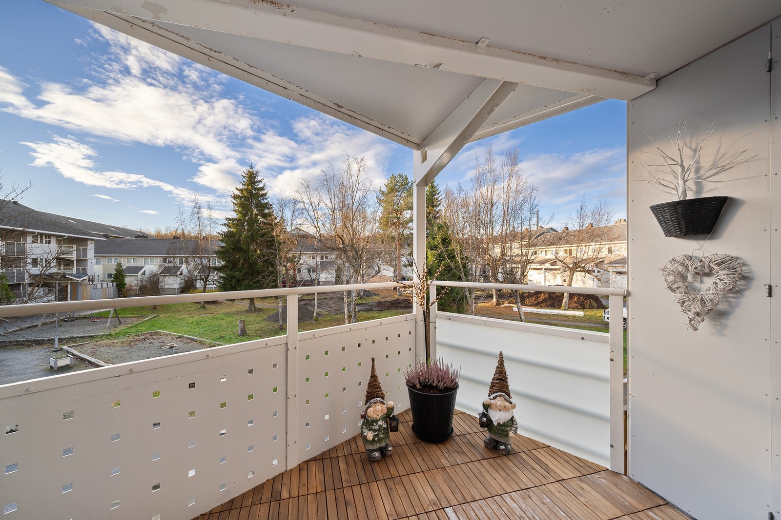 Utsikt mot lekeplassen. Oppbevaringsmuligheter i bod tilstøtende balkong. Galleribilde