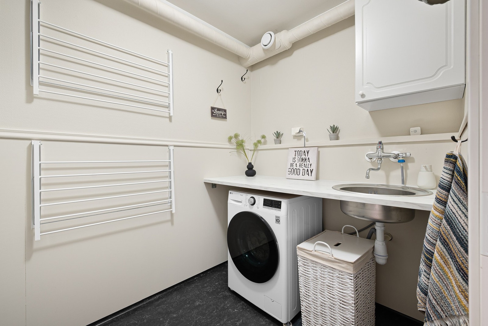 Separat vaskerom med ny innredning fra 2025. Galleribilde