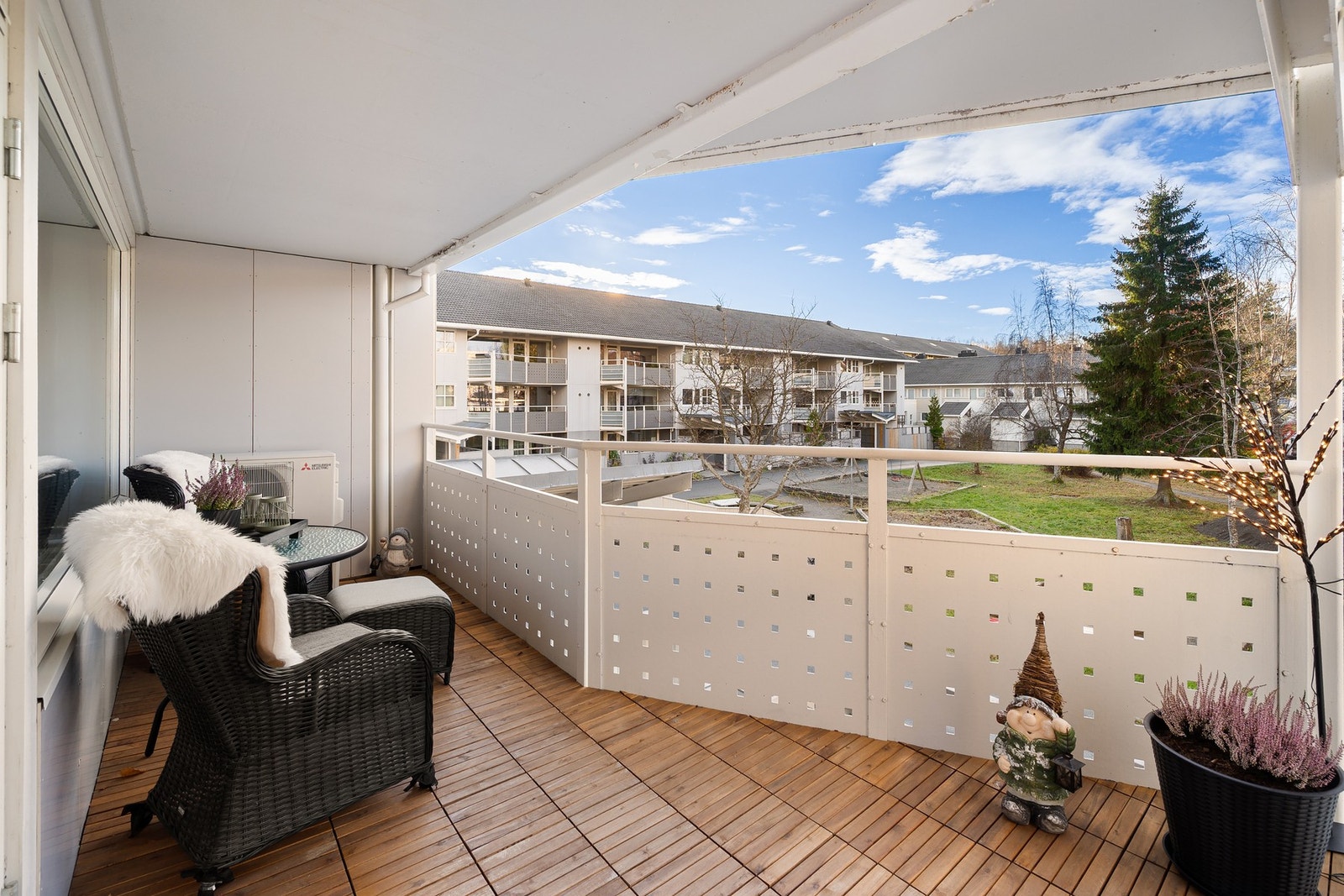 Overbygd balkong som fint kan benyttes året rundt. Galleribilde