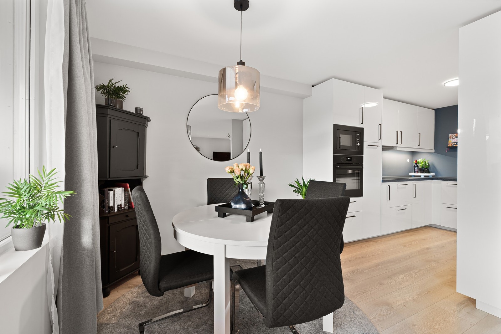 Mellom stue og kjøkken finner spisebordet sin naturlige plassering. Galleribilde