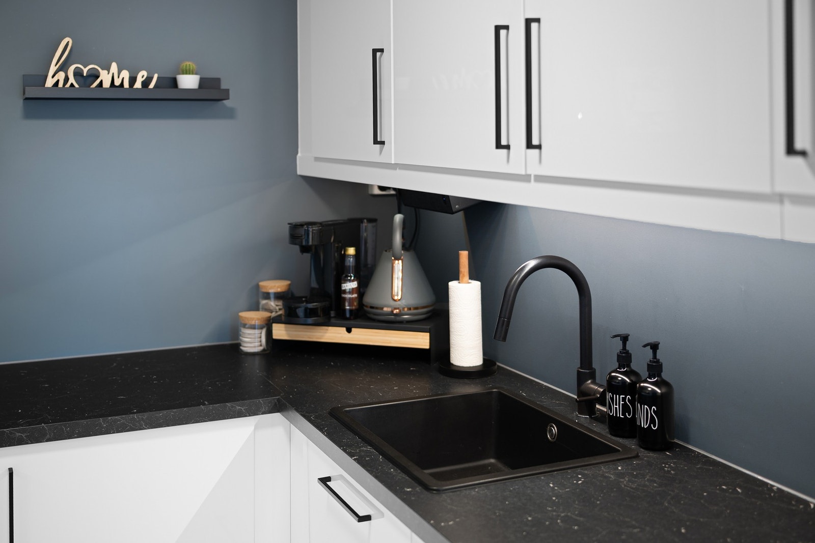 Pen utførelse med gjennomgående sorte detaljer. Galleribilde