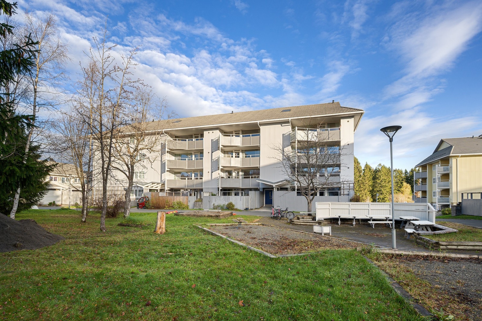 Gode parkeringsmuligheter på felles biloppstillingsplass. Mulighet for garasjeplass. Galleribilde