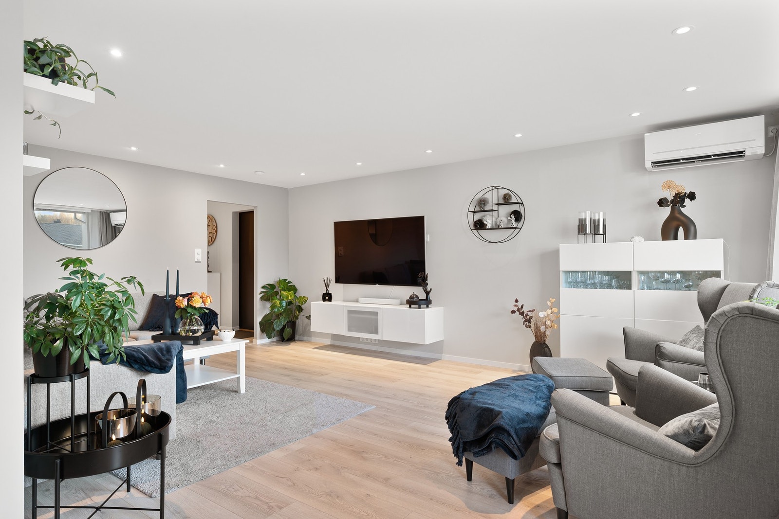 Stuen har et moderne uttryk med store vindusflater, spotter i himling og listefrie overganger. Galleribilde