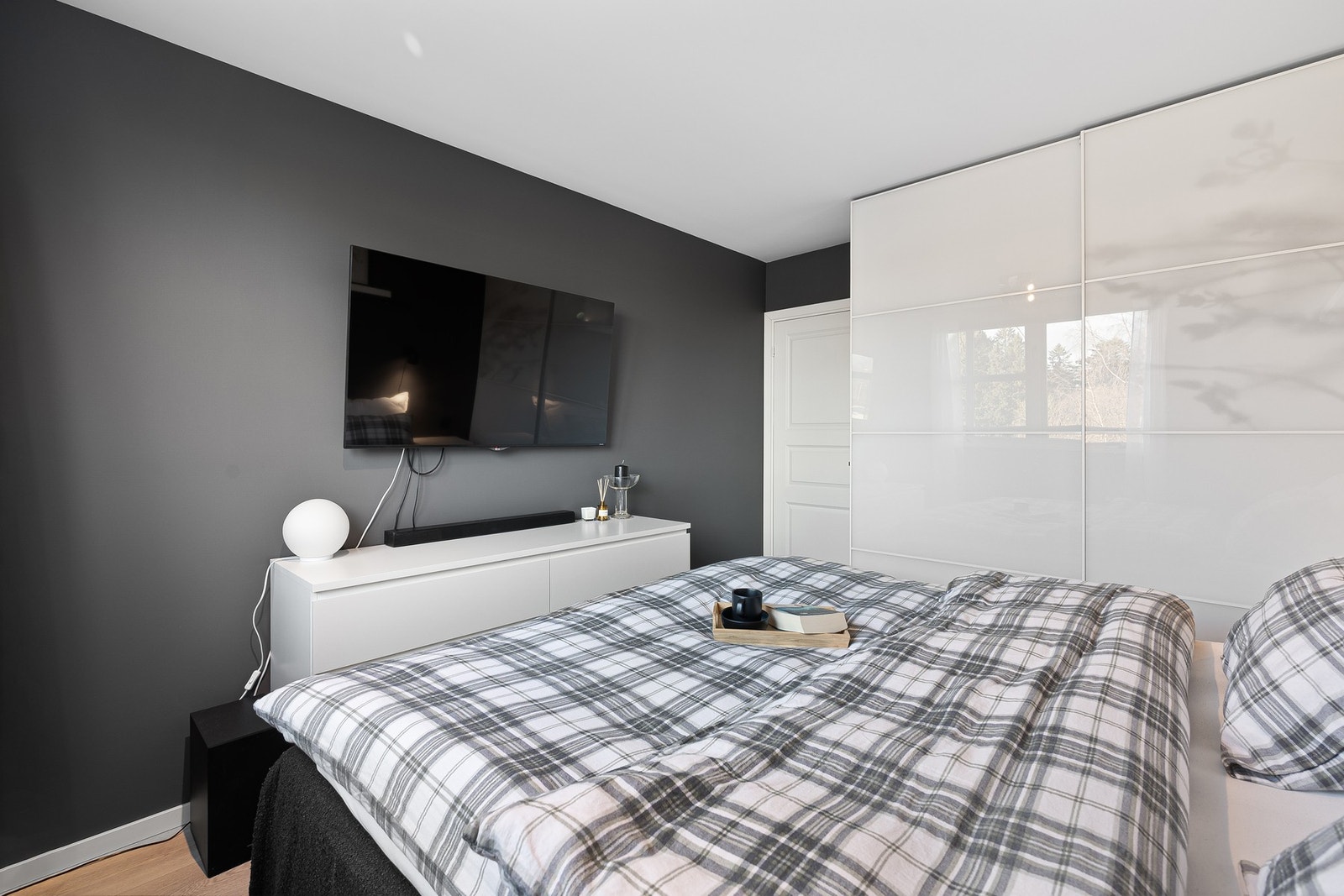 Innredet med skyvedørsgarderobe som medfølger i handelen. Galleribilde