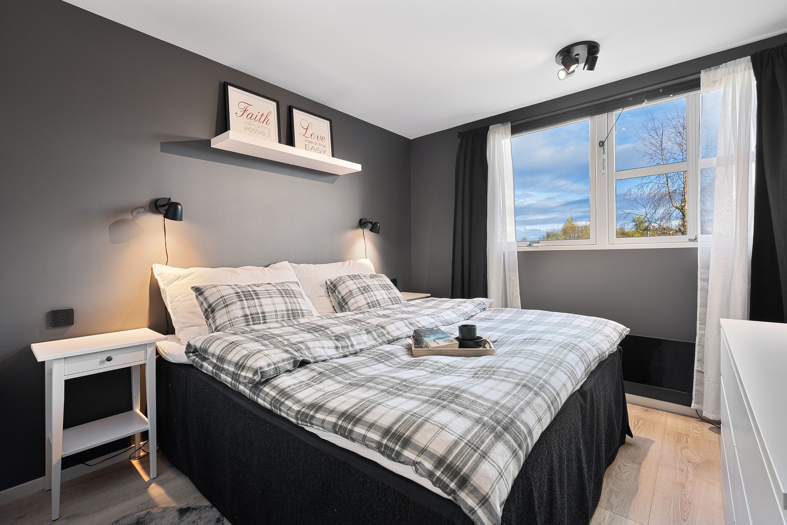 Soverom på 11 kvm med god plass til dobbeltseng og ønsket soveromsmøblement. Galleribilde