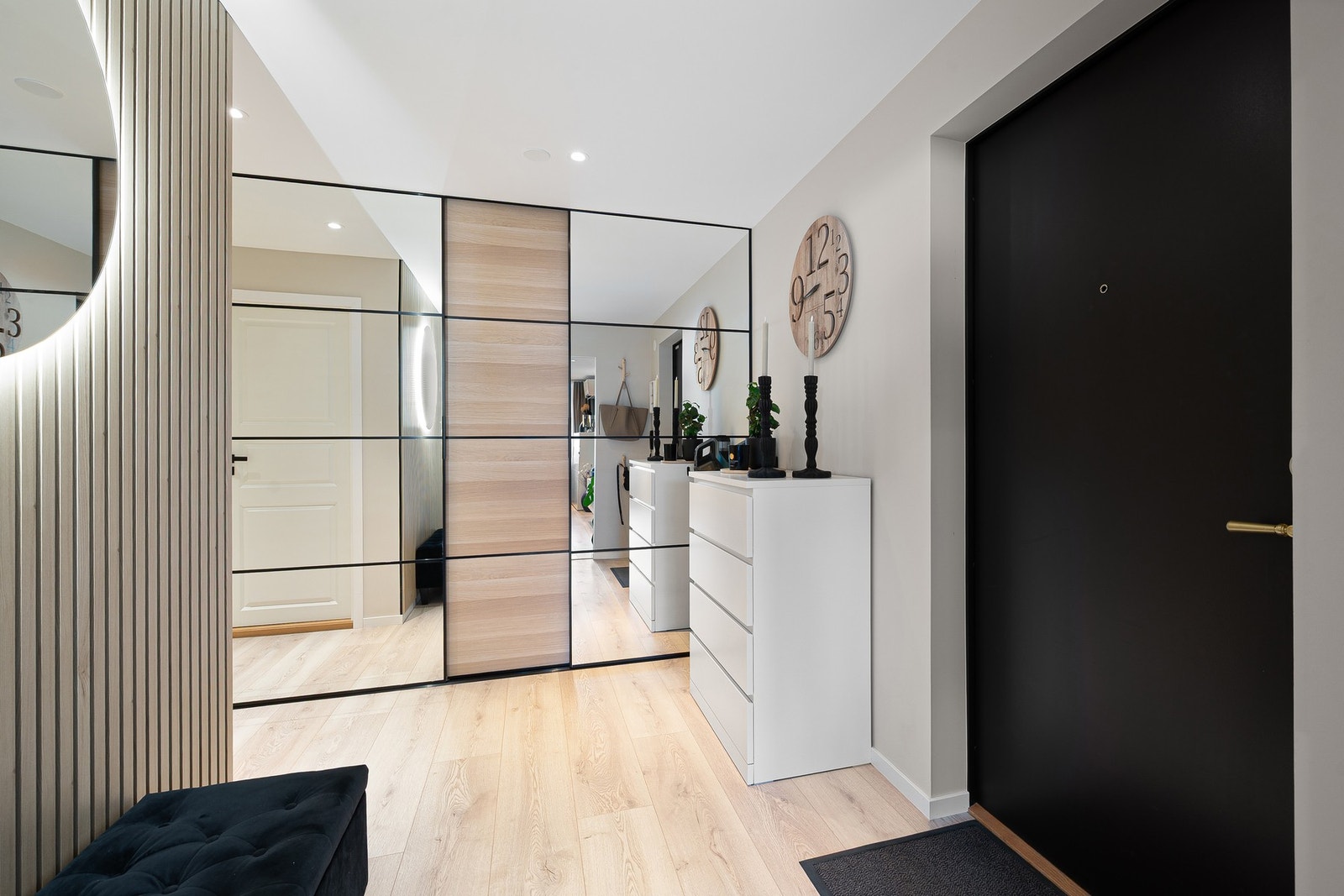 Innbydende entré med skyvedørsgarderobe. Galleribilde