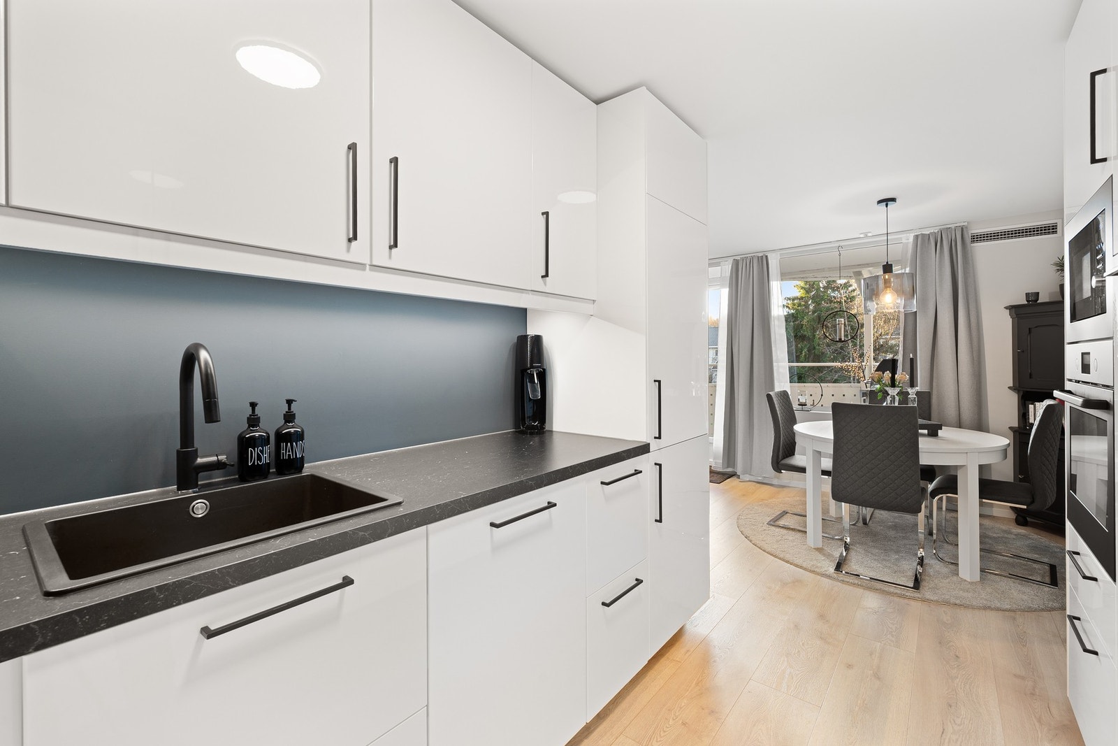 Av integrerte hvitevarer finner vi stekeovn, platetopp, oppvaskmaskin og kjøl/fryseskap. Galleribilde