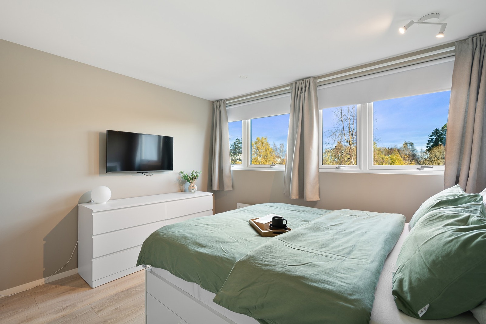 Muligheter for å innrede med ønsket garderobeløsning. Rommet kan omfordeles til to mindre soverom ved behov. Galleribilde