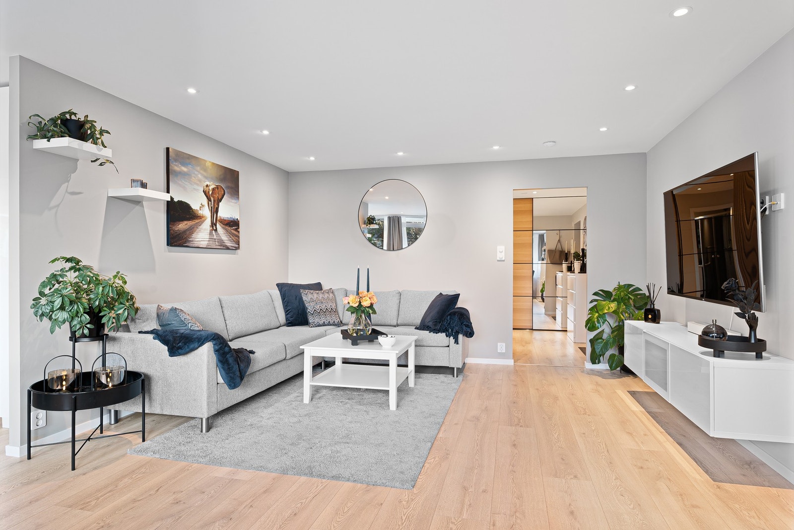 Leiligheten er særdels velhodt med flere oppgraderinger i nyere tid, bl.a. på kjøkken, vaskerom og toalettrom. Galleribilde