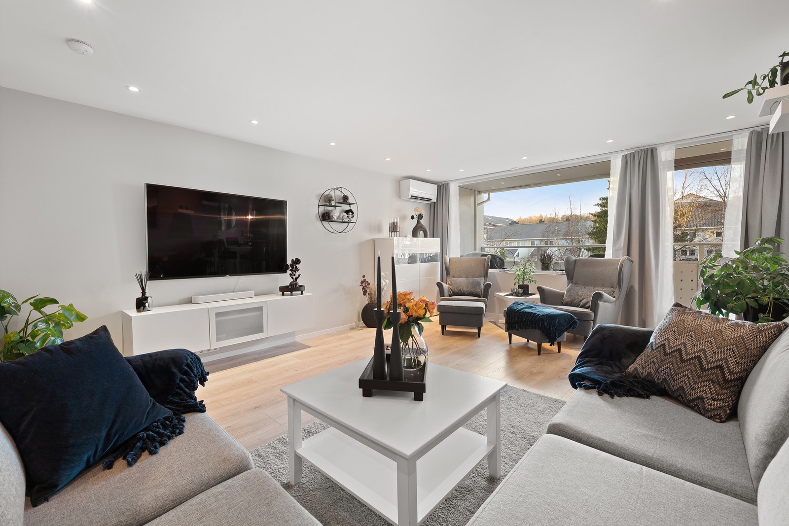 Den delvis åpne stue- og kjøkkenløsningen er på tilsammen 28 kvm med svært god møbleringsfrihet. Galleribilde