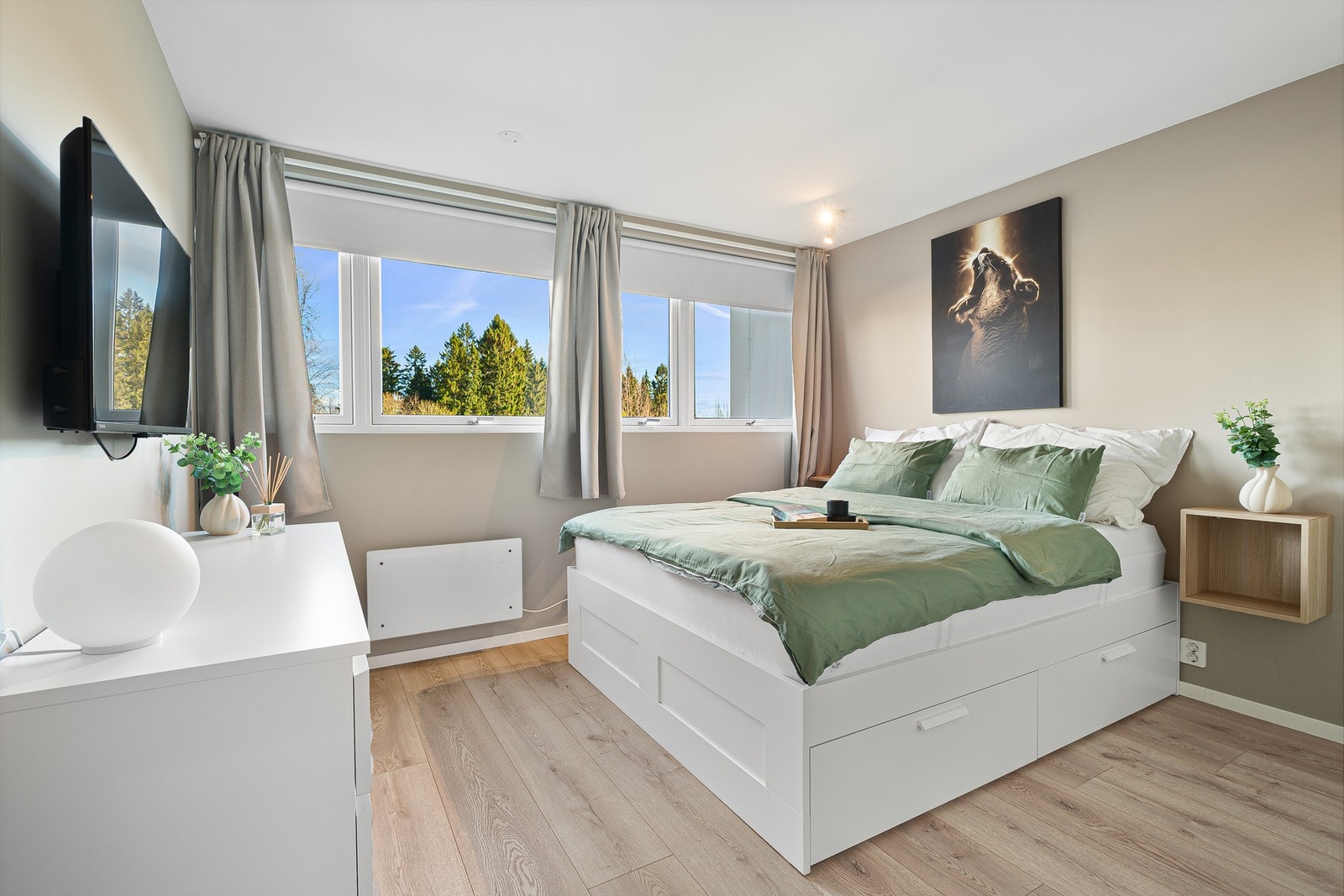 Det største soverommet er på 12 kvm med storevindusflater og god plass til dobbeltseng. Galleribilde