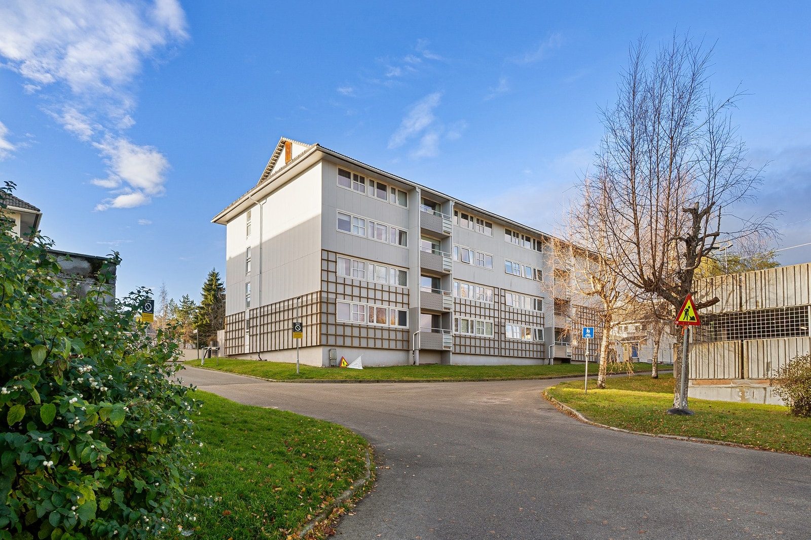 Boligen ligger i et særdeles barnevnennlig boligområde på Flatåsen med gangavstand til skole og barnehage. Galleribilde