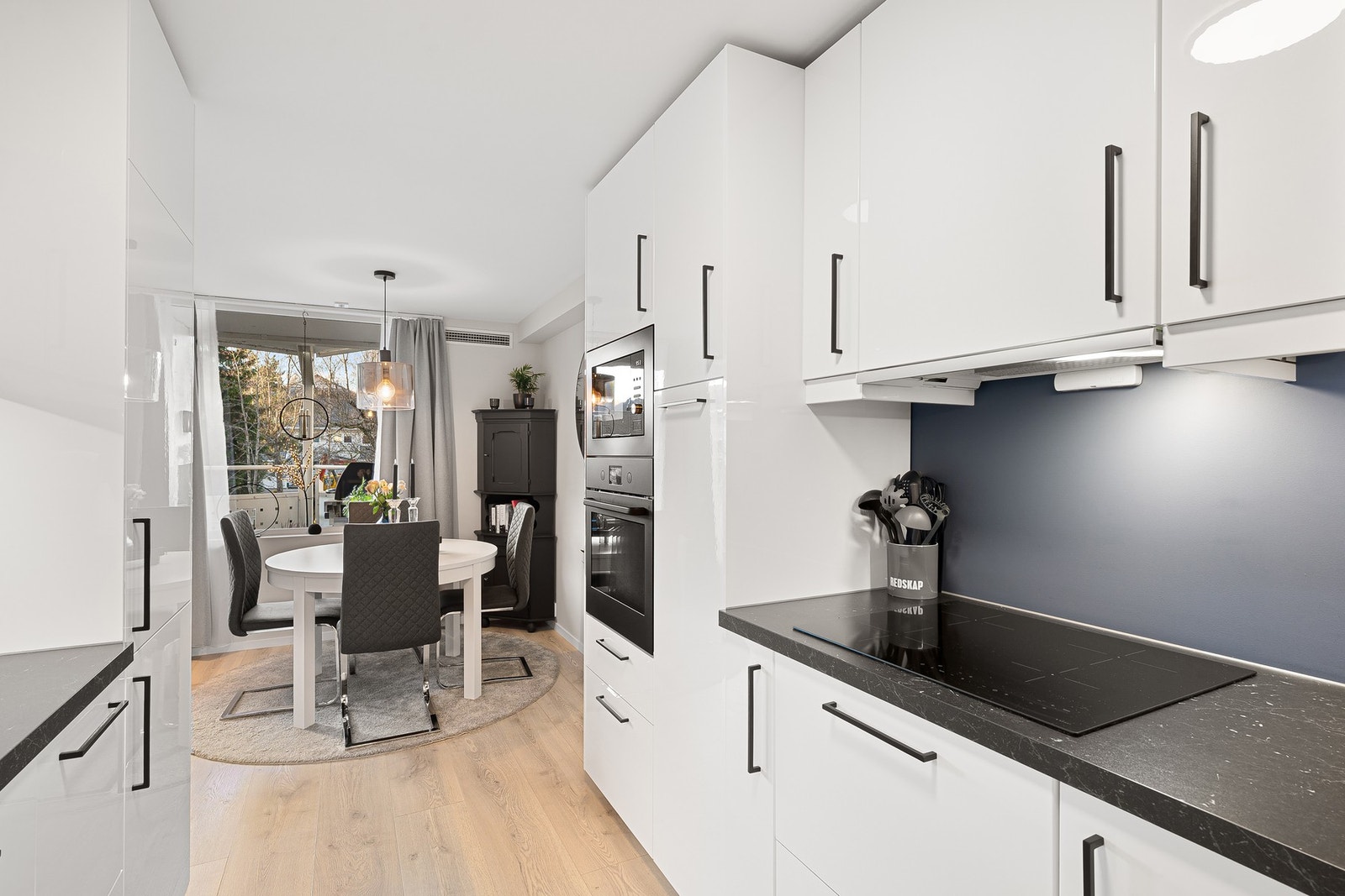 Kjøkkenets utforming gir rikelig med skap- og benkeplass. Galleribilde