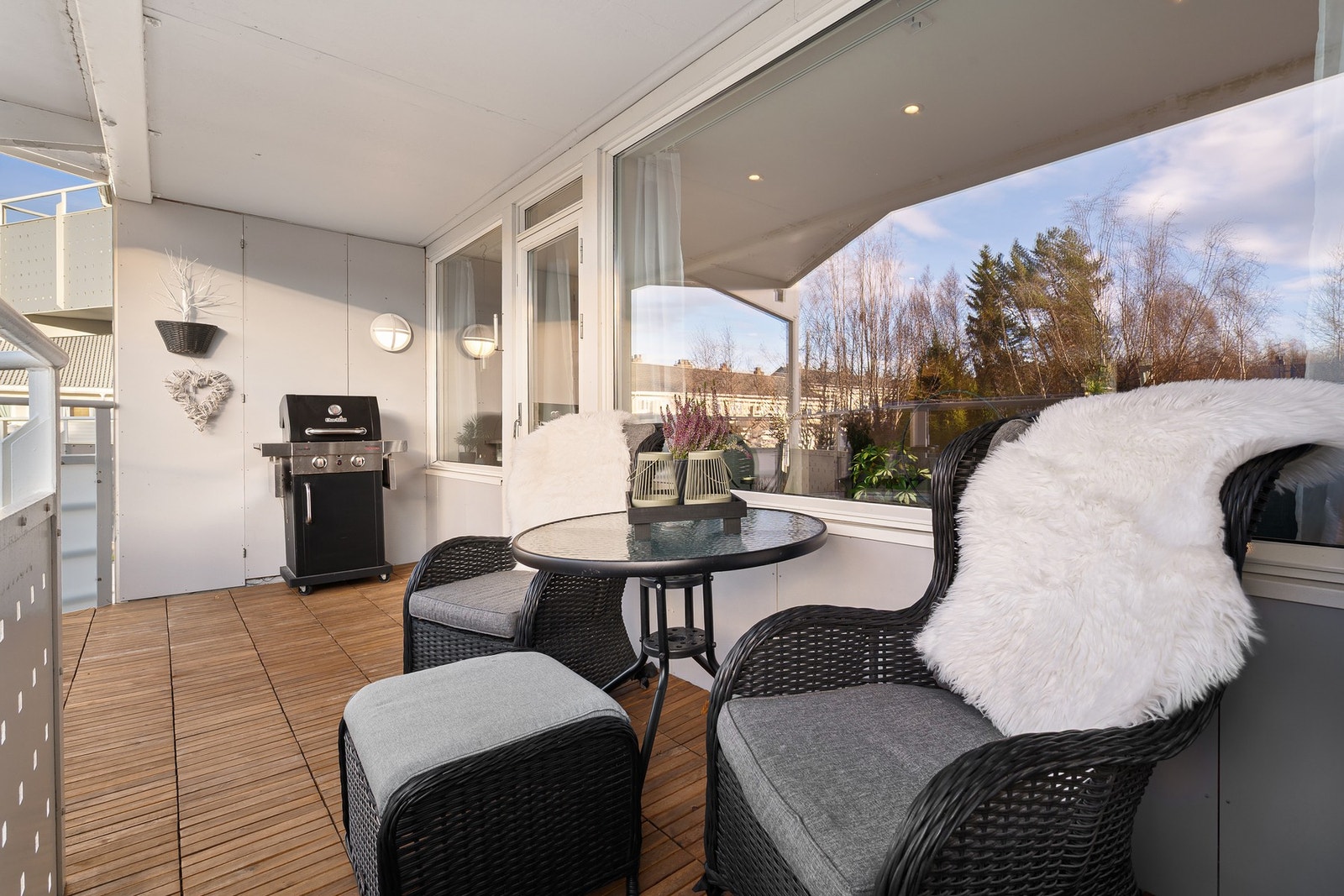 Balkongen strekker seg over 12 kvm med plass til utemøblement og grill. Galleribilde