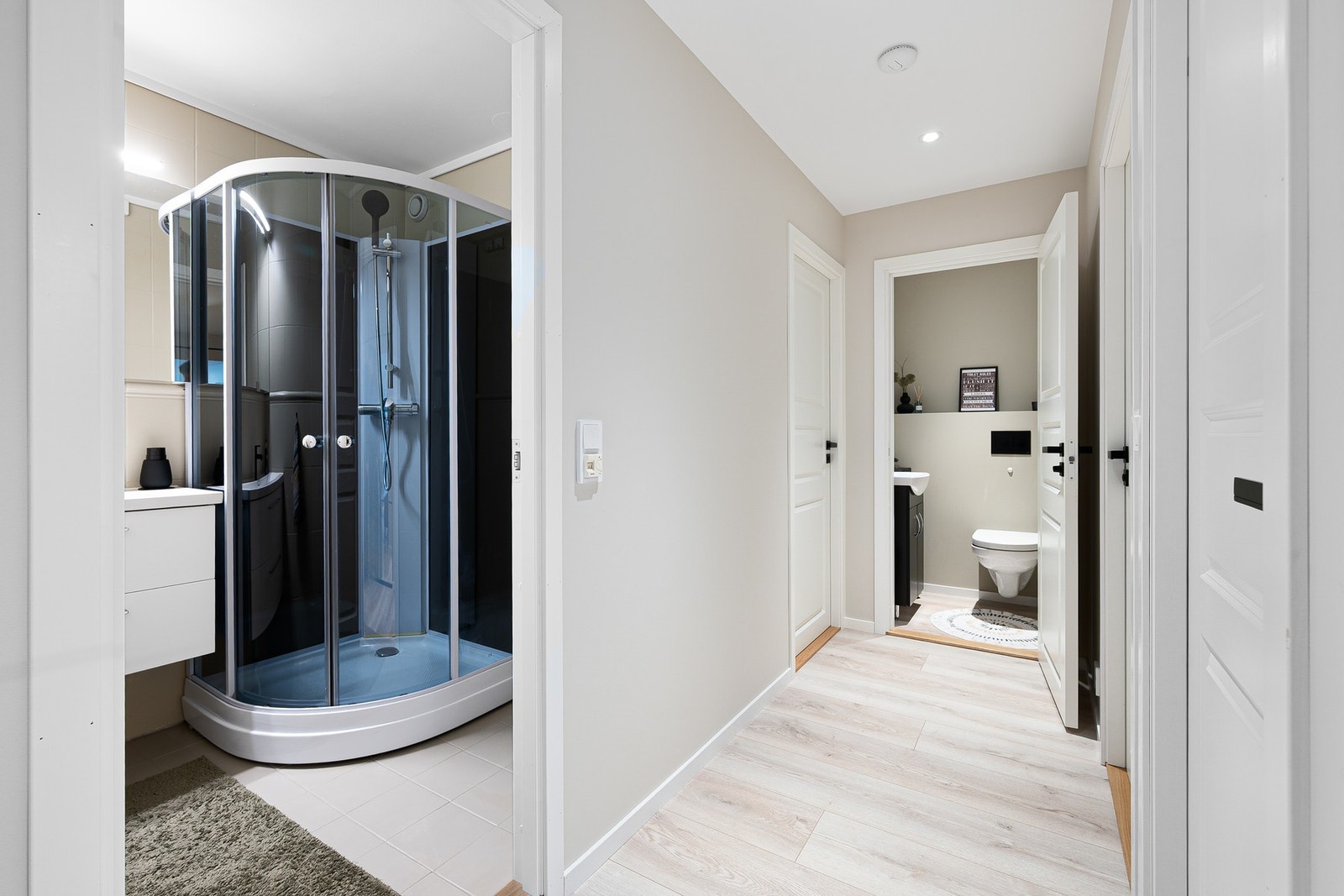 Rett ved begge soverommene finner vi bad, toalettrom og vaskerom. Galleribilde