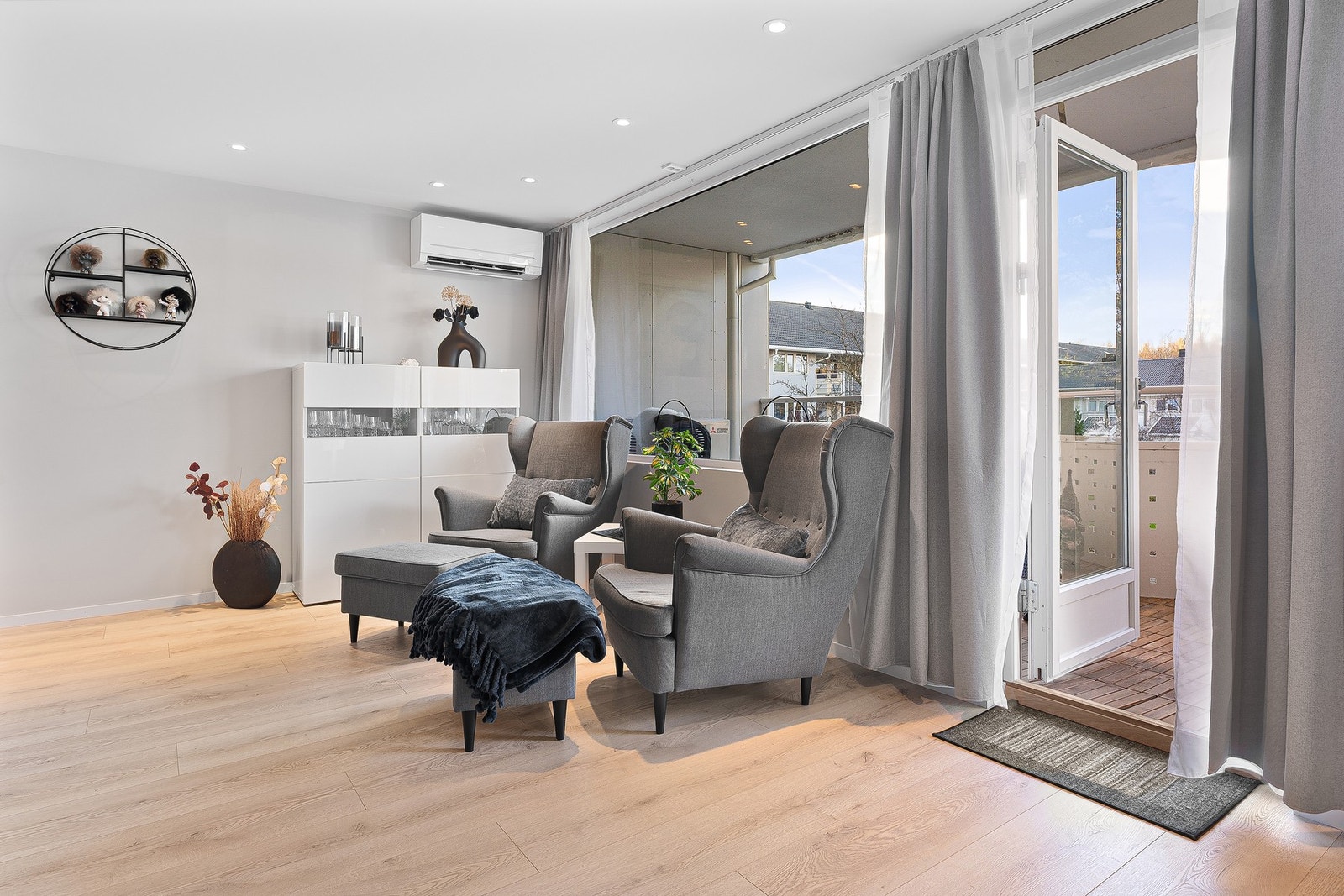 Fra stuen er det utgang til en sørvestvendt balkong med ypperlige solforhold. Galleribilde