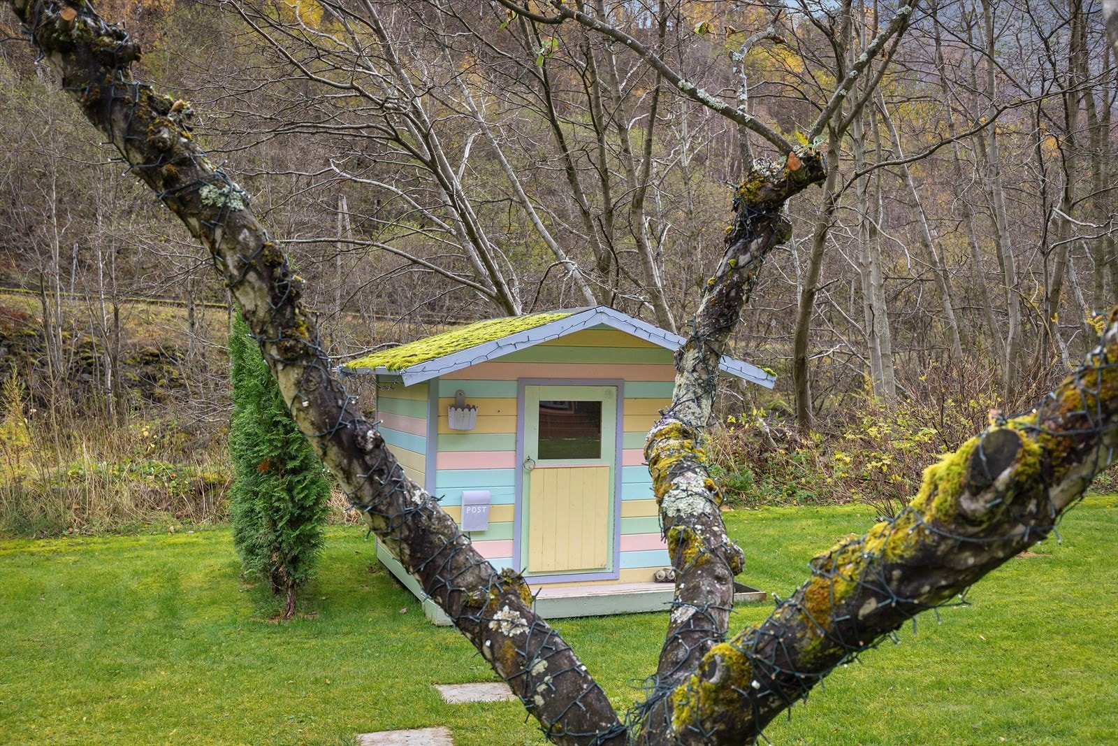 Dukkehytte der barna kan boltre seg. Galleribilde