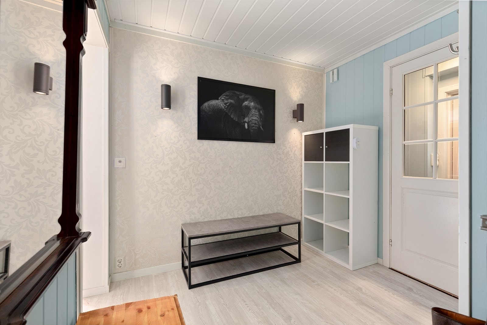 Romsleg gang med fleire moglegheiter. Fra gangen er det tilkomst til stove og kjøkken, samt trapp til underetasje og 2. Etasje. Galleribilde