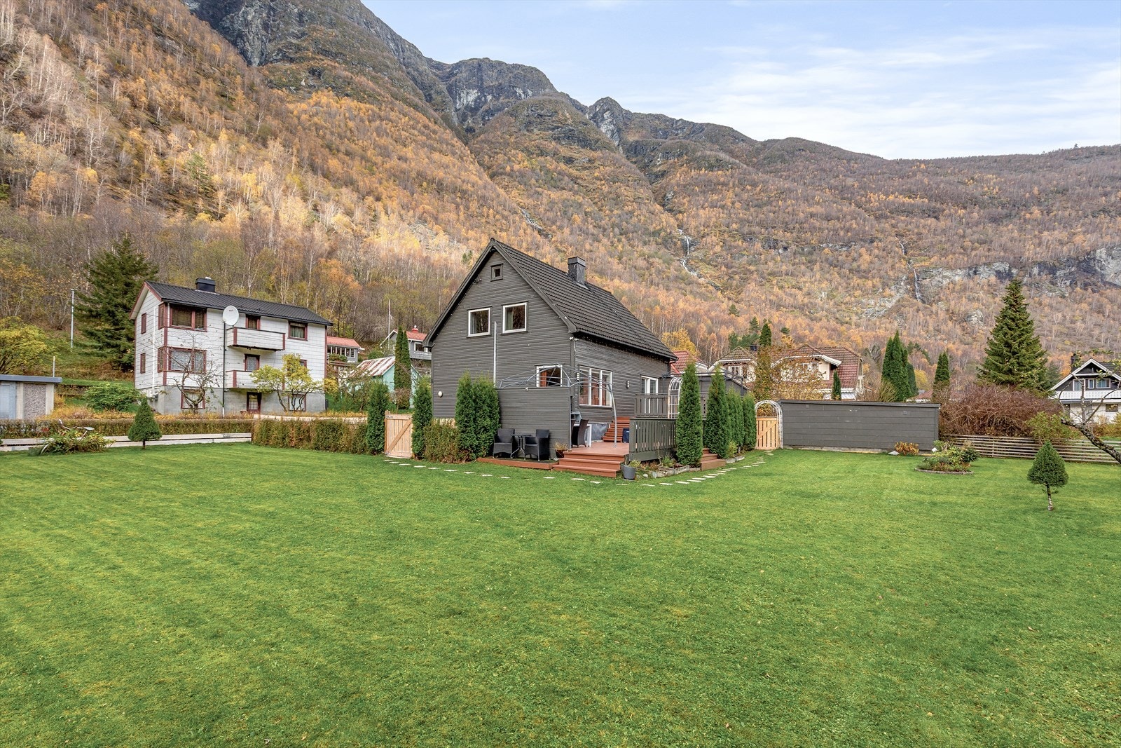 Eigedomen har i tillegg ein tilhøyrande garasje og ein særs romsleg tomt med stort uteareal - perfekt for leik, hageglede og sosiale samvær. Her kan du flytte rett inn og bu godt! Galleribilde