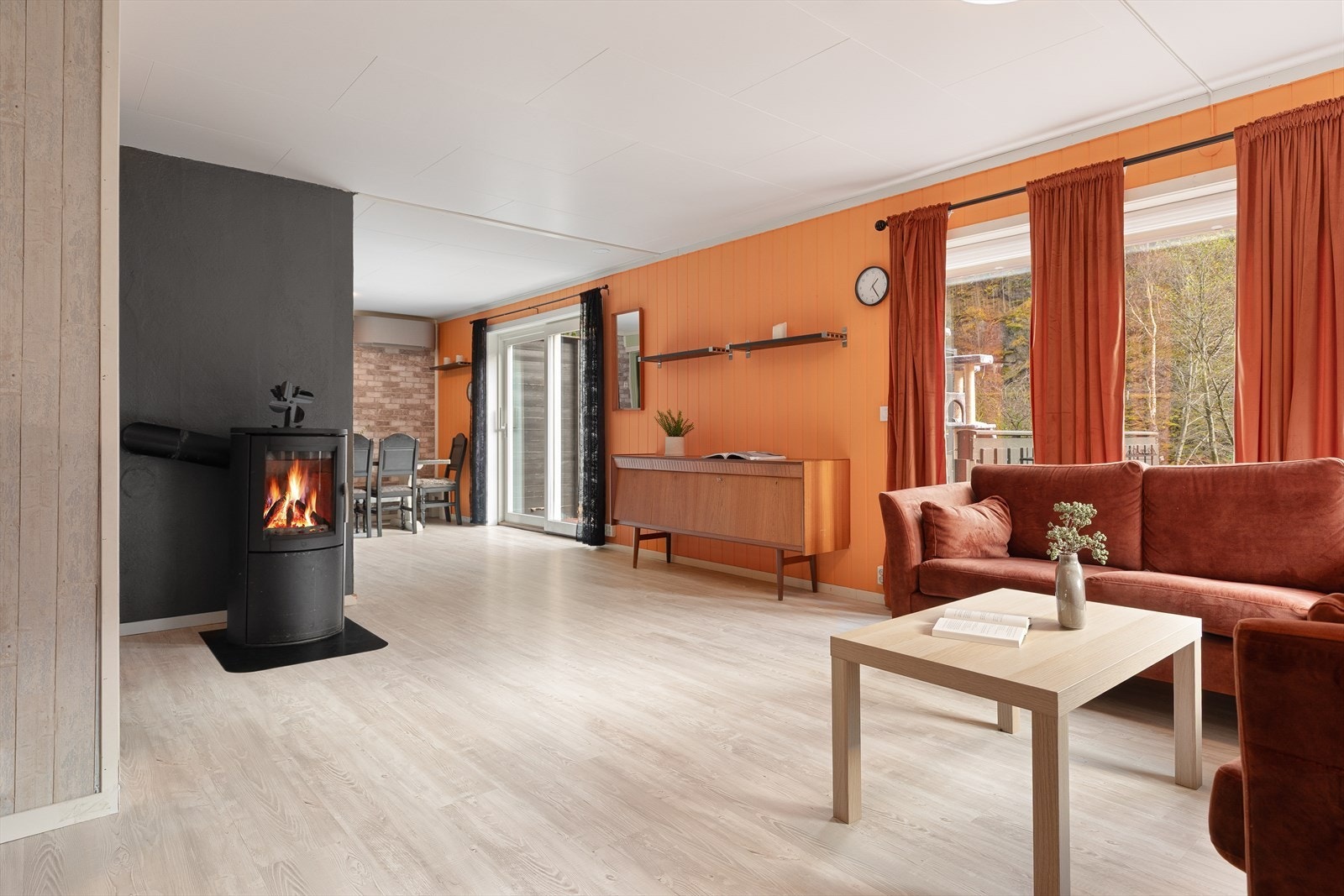 Størrelsen på rommet gjer det lett å innrede på ynskjeleg vis med både sosialseksjon og spiseseksjon. Galleribilde