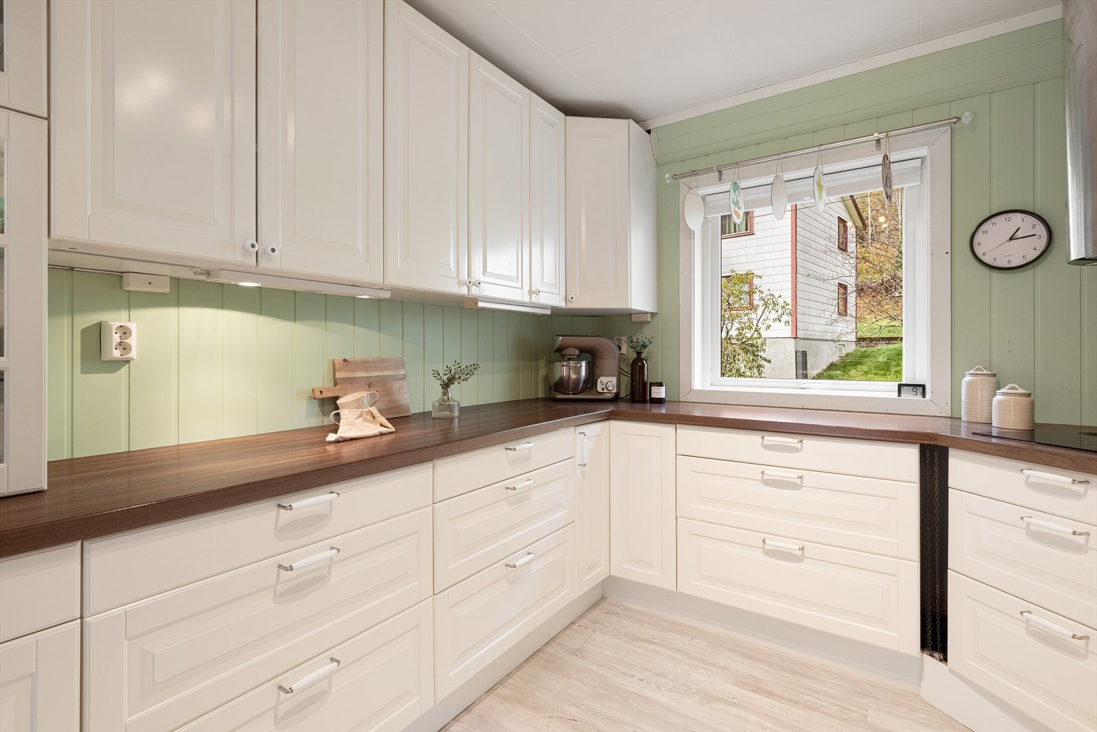 Av kvitevarer er det kjøl/fryseskap, fryseskap, oppvaskmaskin, platetopp, micro og stekeovn. Det er kjøkkenventilator med avtrekk ut. Galleribilde