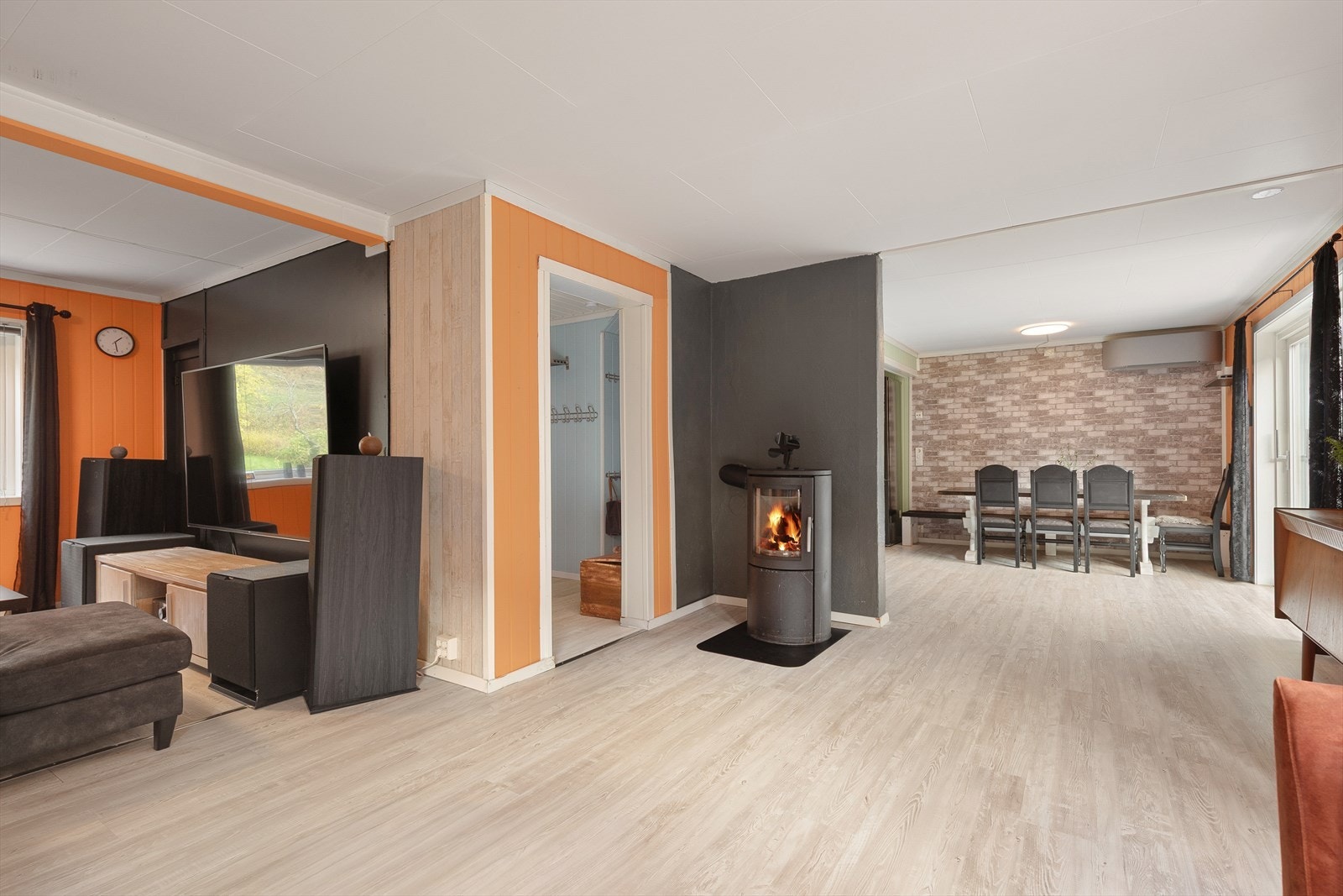 Av varmekjelder har stova varmepumpe frå 2024 og nyare vedomn som varmar godt. Galleribilde