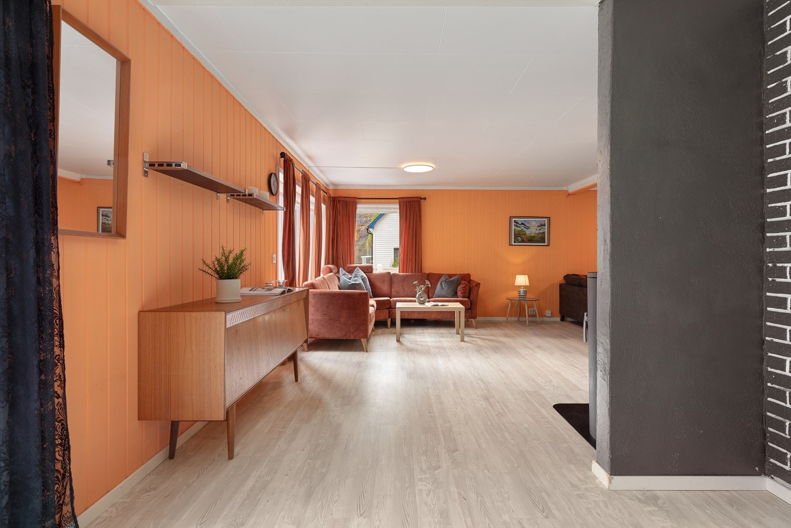 Rommet gir plass til ei romsleg sofagruppe samt eit spisebord der familien kan boltre seg rundt. Galleribilde