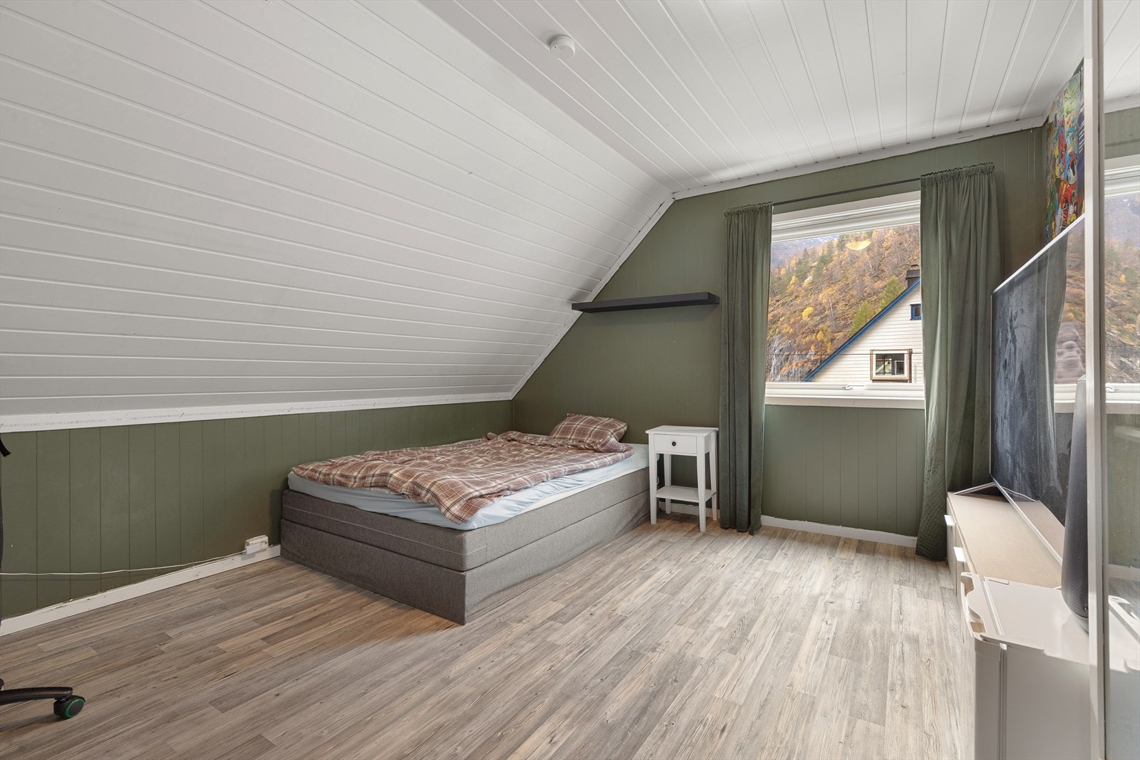 Soverom nr 2 er romsleg med god plass til dobbeltseng, nattbord og anna ønska møblement. Galleribilde